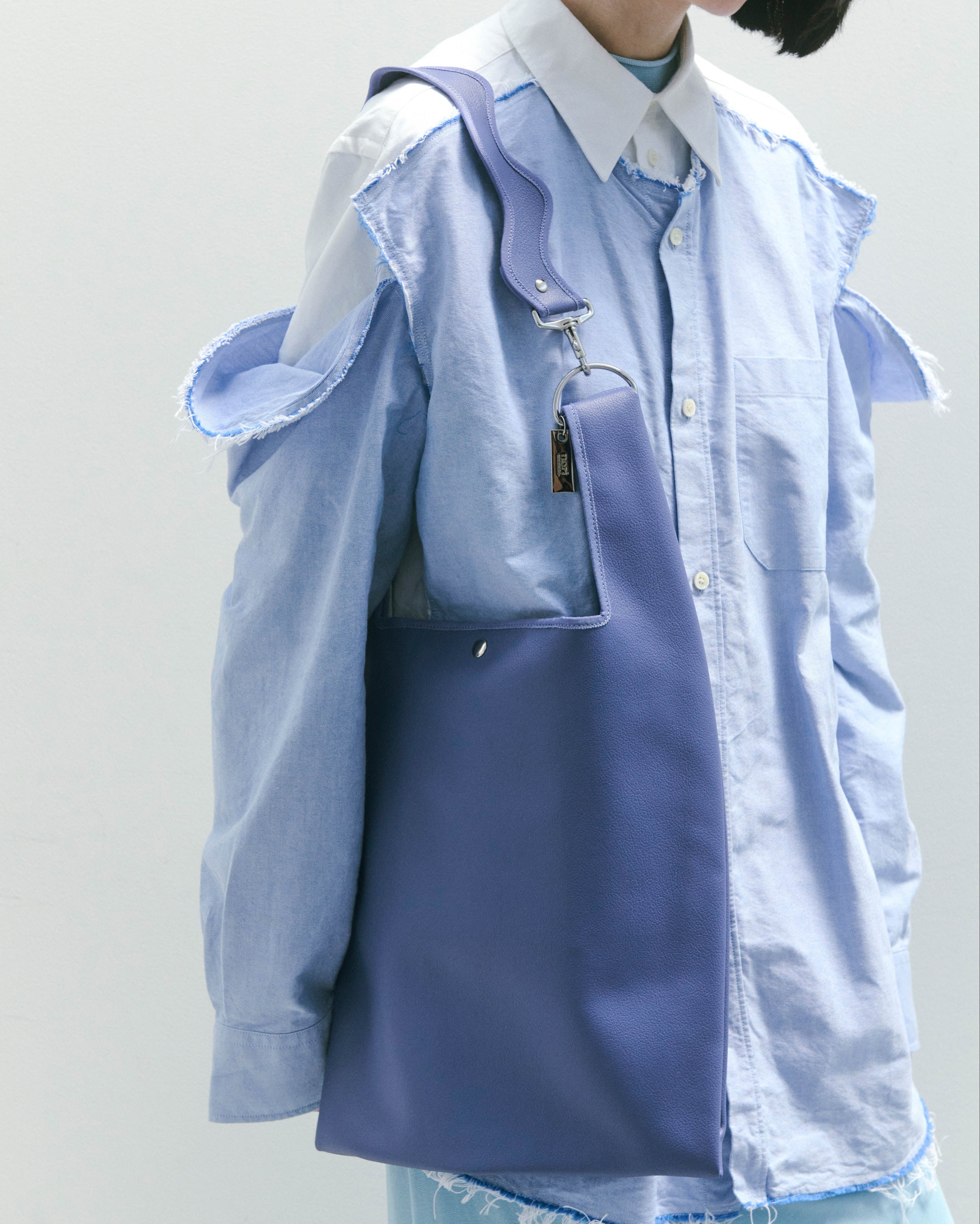 nori enomoto jeudi soir A4サイズ対応の2WAYショルダーバッグ。軽量かつ大容量で、通勤・通学やデイリーユースに最適。取り外し可能なショルダーベルトと、チャームが付けられるDカン付き。内ポケットあり。