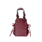 本革ハンドルの巾着型ハンドバッグ。サイドのドローストリングでシルエットを変化可能。500mlペットボトル対応サイズで内ポケット付き。取り外し可能なチェーンストラップでショルダー・クロスボディ両用。