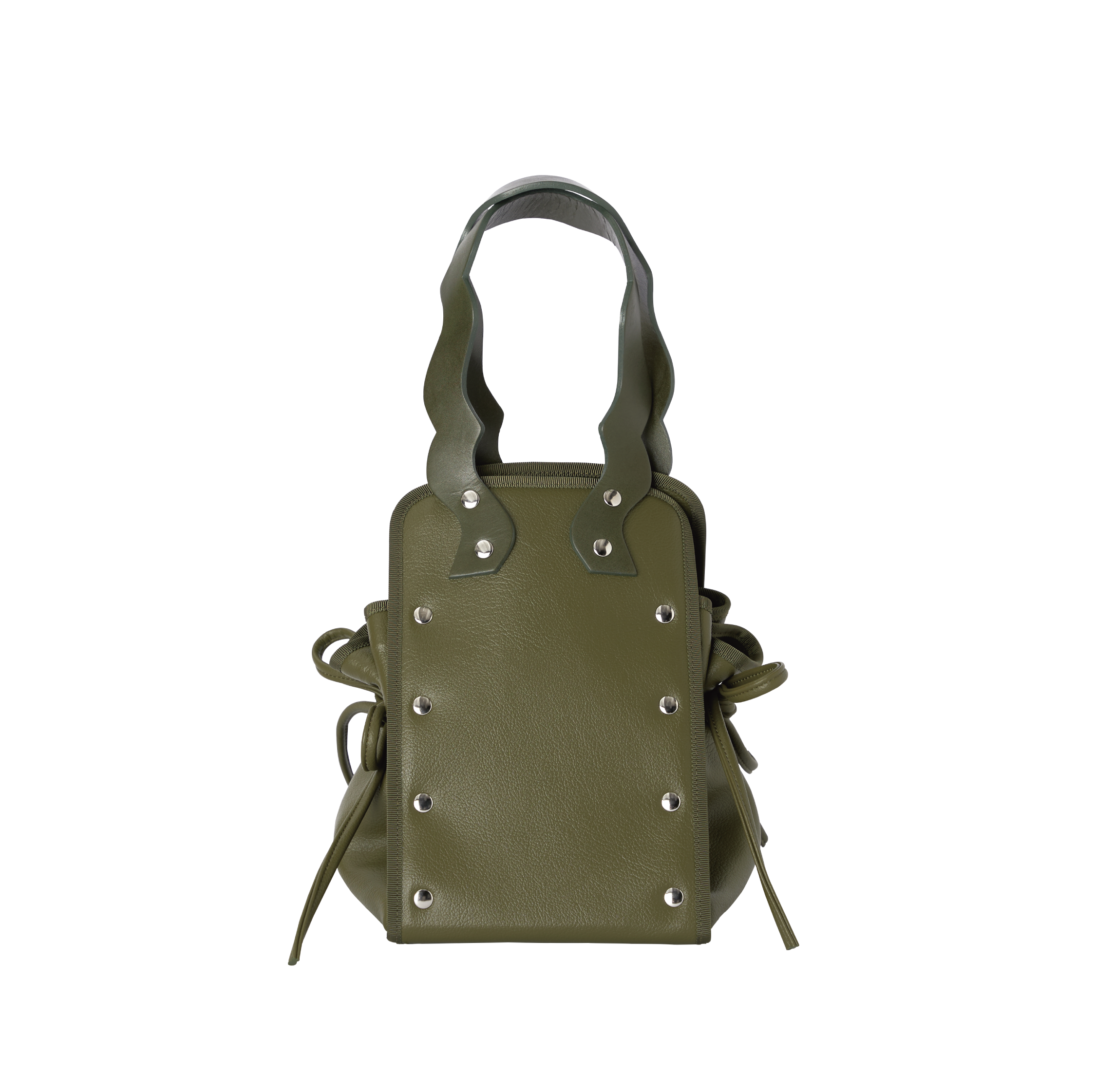 本革ハンドルの巾着型ハンドバッグ。サイドのドローストリングでシルエットを変化可能。500mlペットボトル対応サイズで内ポケット付き。取り外し可能なチェーンストラップでショルダー・クロスボディ両用。