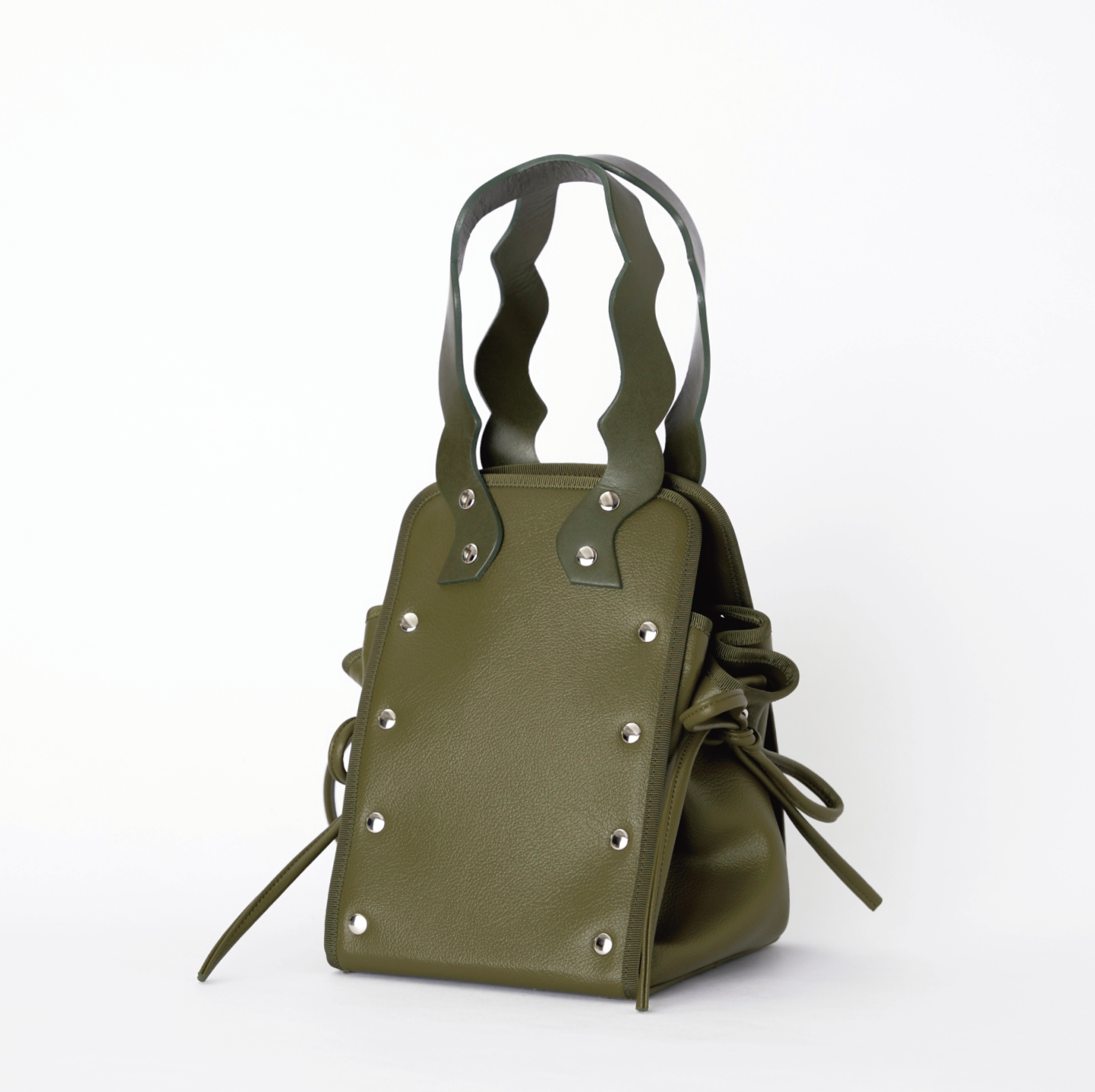 本革ハンドルの巾着型ハンドバッグ。サイドのドローストリングでシルエットを変化可能。500mlペットボトル対応サイズで内ポケット付き。取り外し可能なチェーンストラップでショルダー・クロスボディ両用。