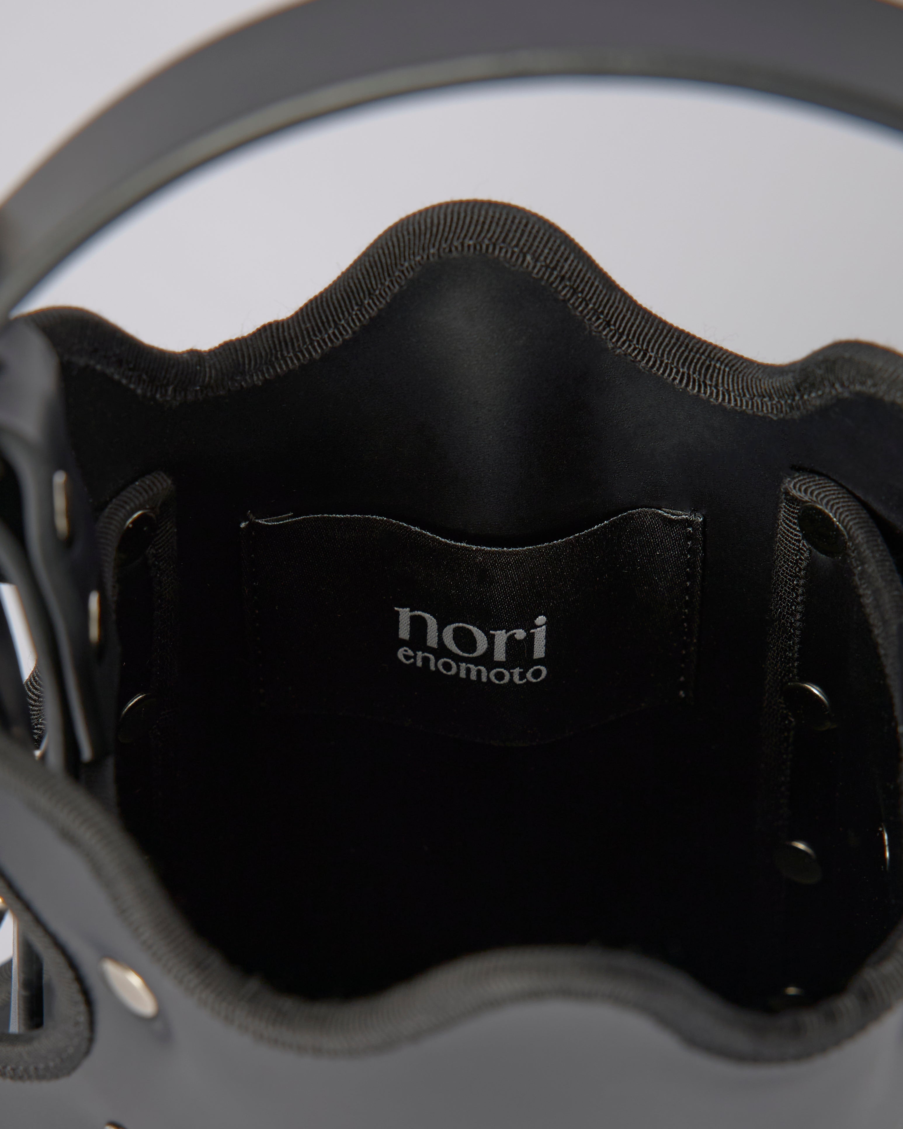 nori enomoto mardi matin petit 3WAY仕様のレザーバッグ。ハンド・ショルダー・クロスボディに対応。ロゴ入りアジャスタブルベルト付き。