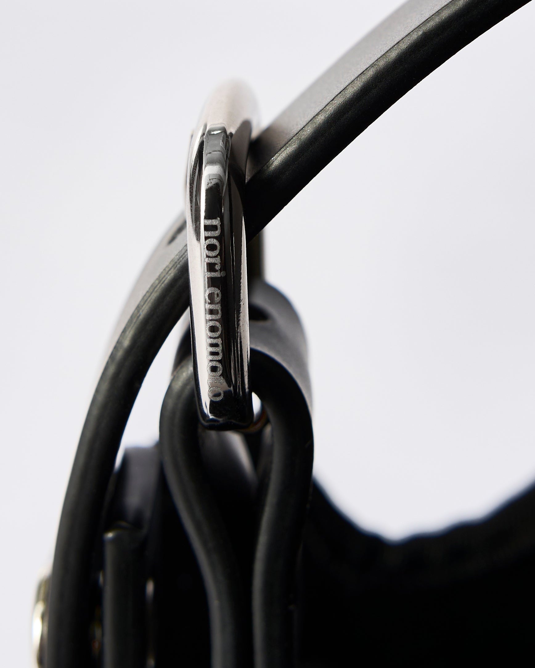 nori enomoto mardi matin petit 3WAY仕様のレザーバッグ。ハンド・ショルダー・クロスボディに対応。ロゴ入りアジャスタブルベルト付き。