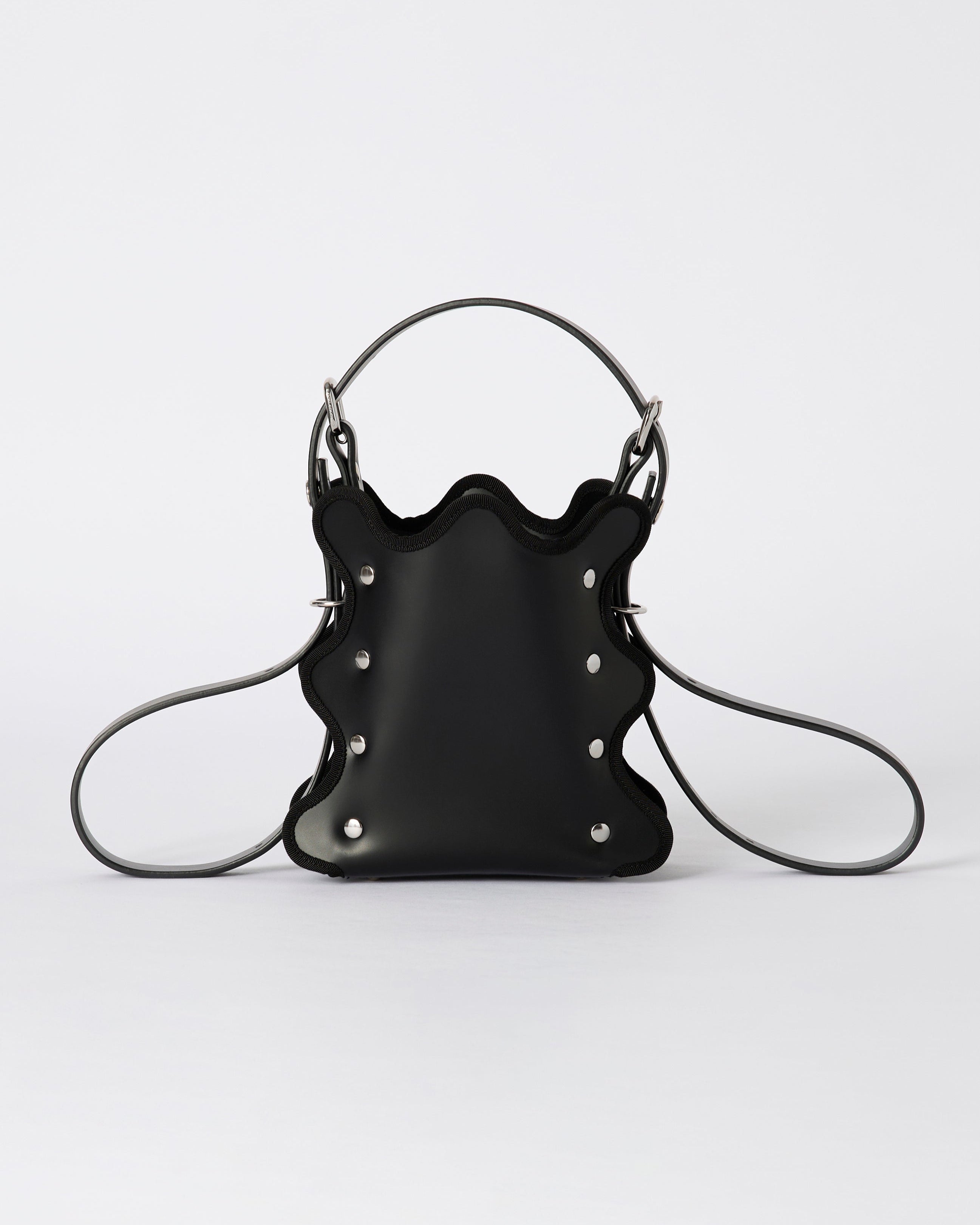 nori enomoto mardi matin petit 3WAY仕様のレザーバッグ。ハンド・ショルダー・クロスボディに対応。ロゴ入りアジャスタブルベルト付き。