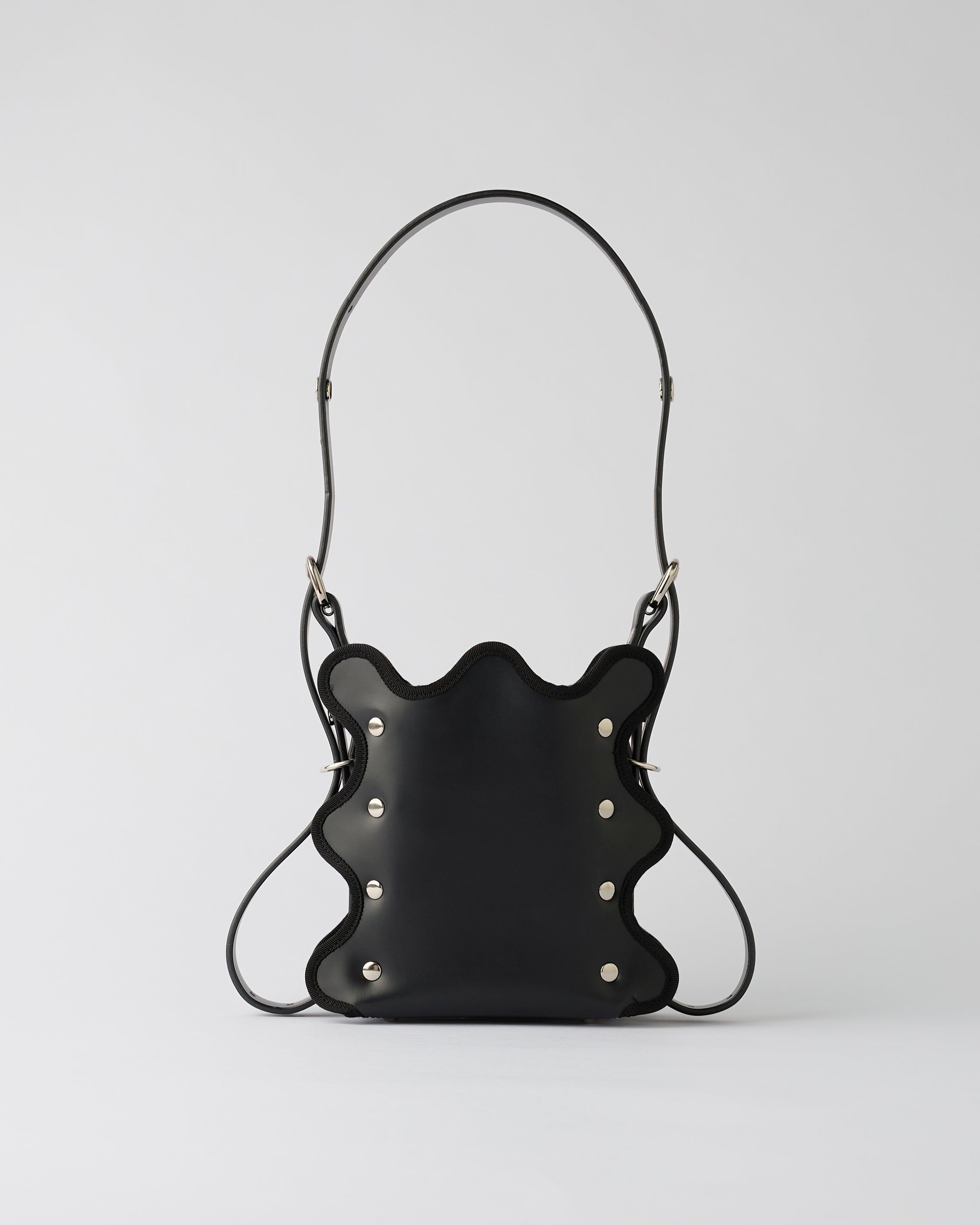 nori enomoto mardi matin petit 3WAY仕様のレザーバッグ。ハンド・ショルダー・クロスボディに対応。ロゴ入りアジャスタブルベルト付き。