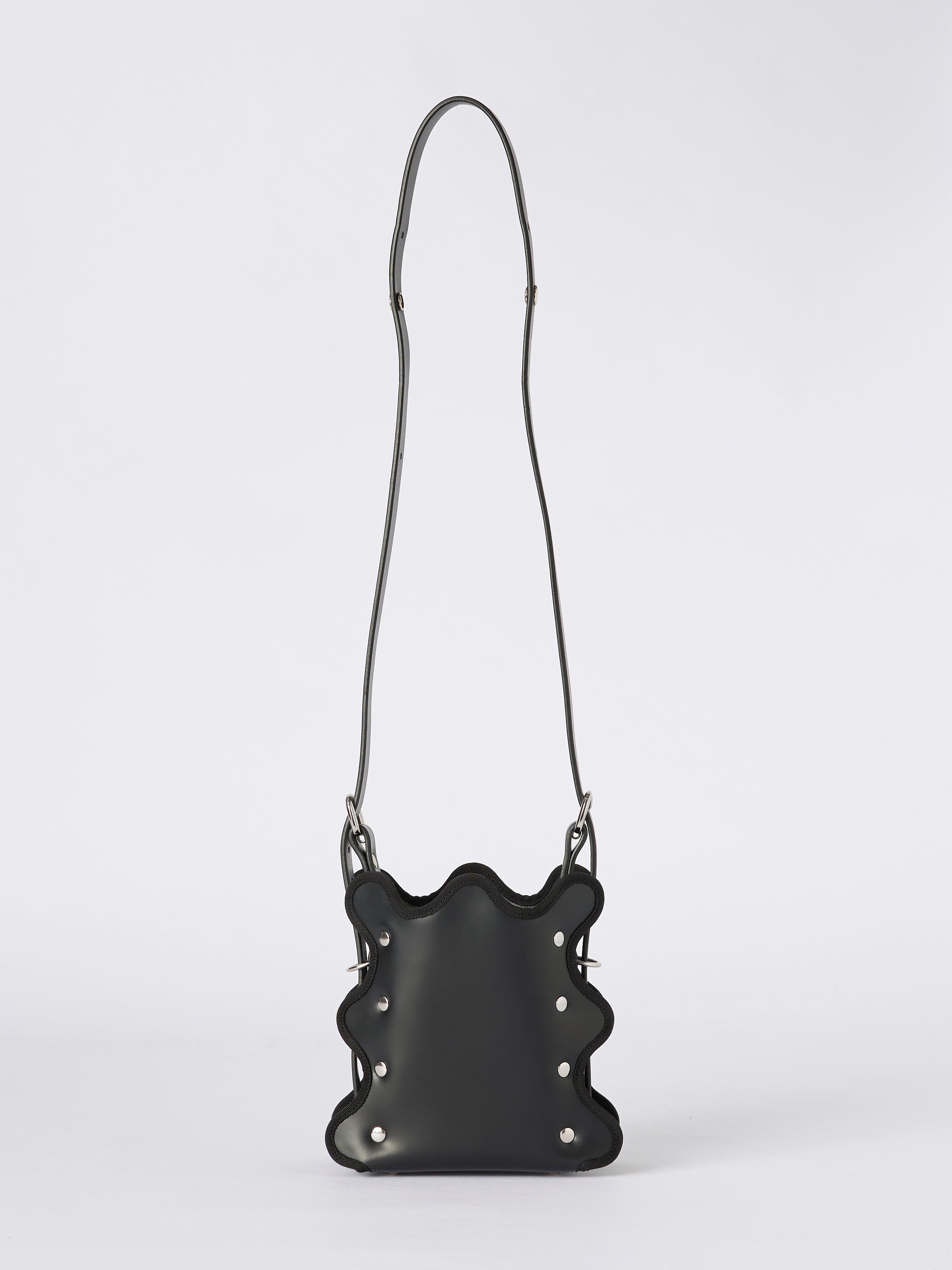 nori enomoto mardi matin petit 3WAY仕様のレザーバッグ。ハンド・ショルダー・クロスボディに対応。ロゴ入りアジャスタブルベルト付き。