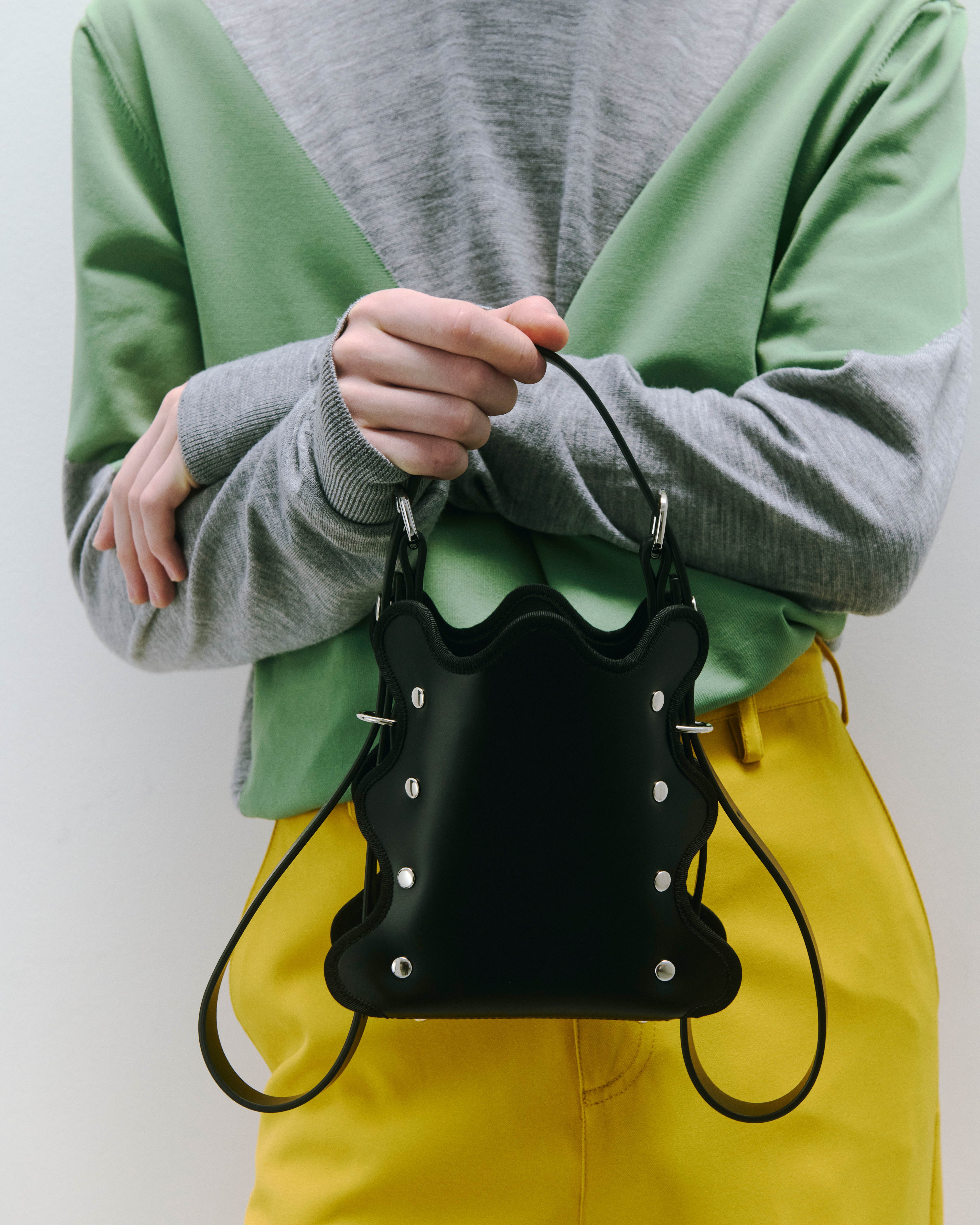 nori enomoto mardi matin petit 3WAY仕様のレザーバッグ。ハンド・ショルダー・クロスボディに対応。ロゴ入りアジャスタブルベルト付き。