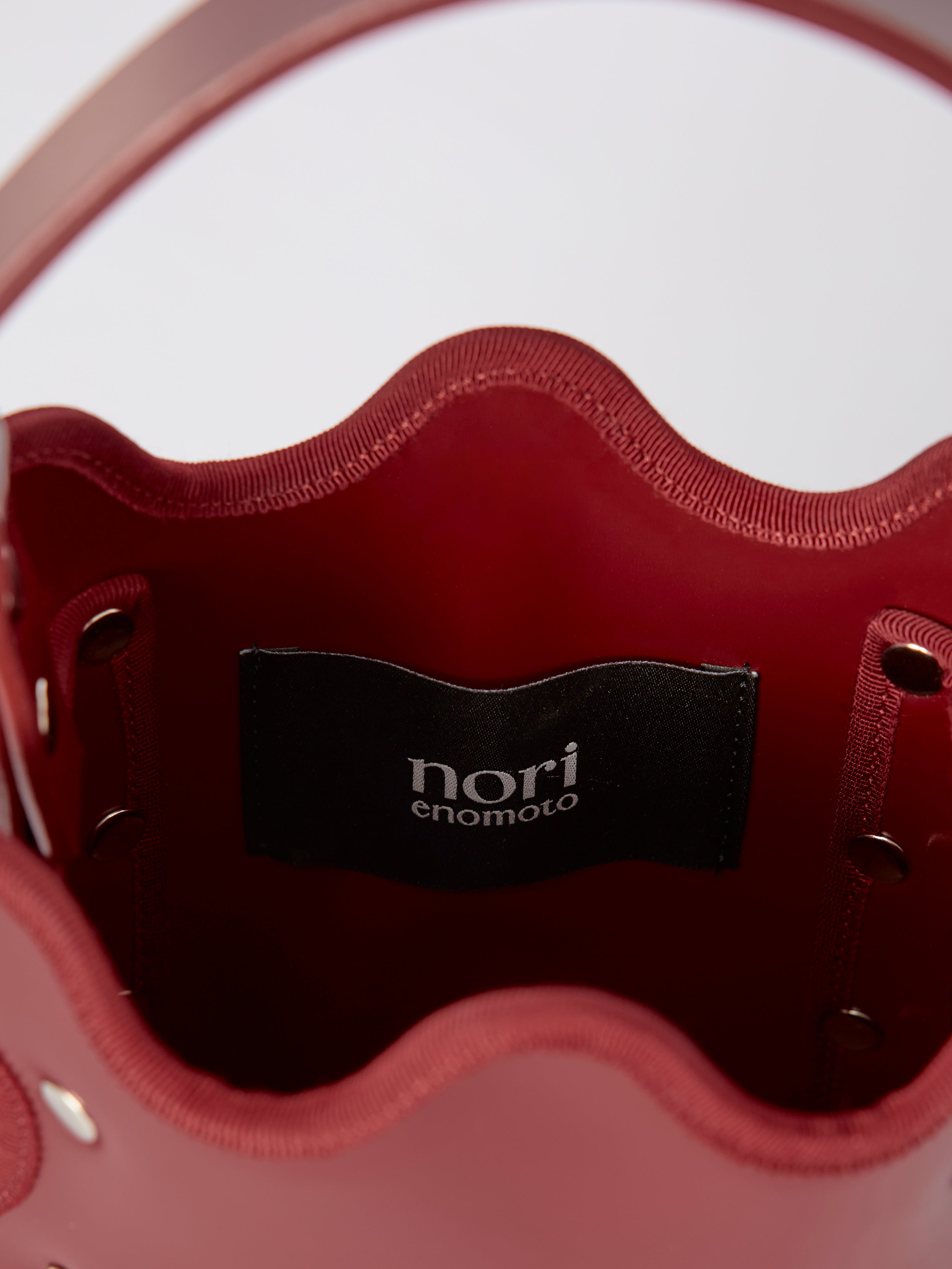 nori enomoto mardi matin petit 3WAY仕様のレザーバッグ。ハンド・ショルダー・クロスボディに対応。ロゴ入りアジャスタブルベルト付き。