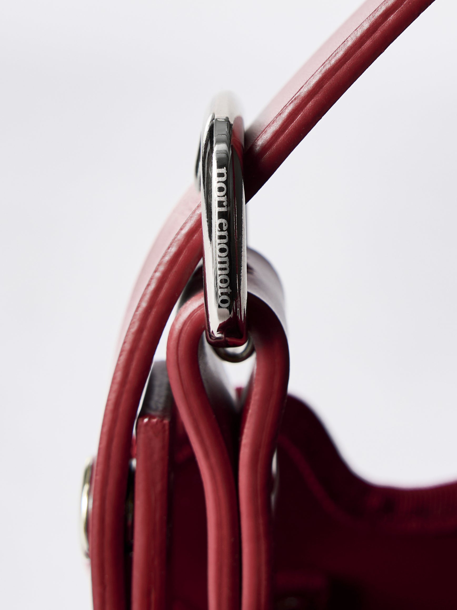 nori enomoto mardi matin petit 3WAY仕様のレザーバッグ。ハンド・ショルダー・クロスボディに対応。ロゴ入りアジャスタブルベルト付き。