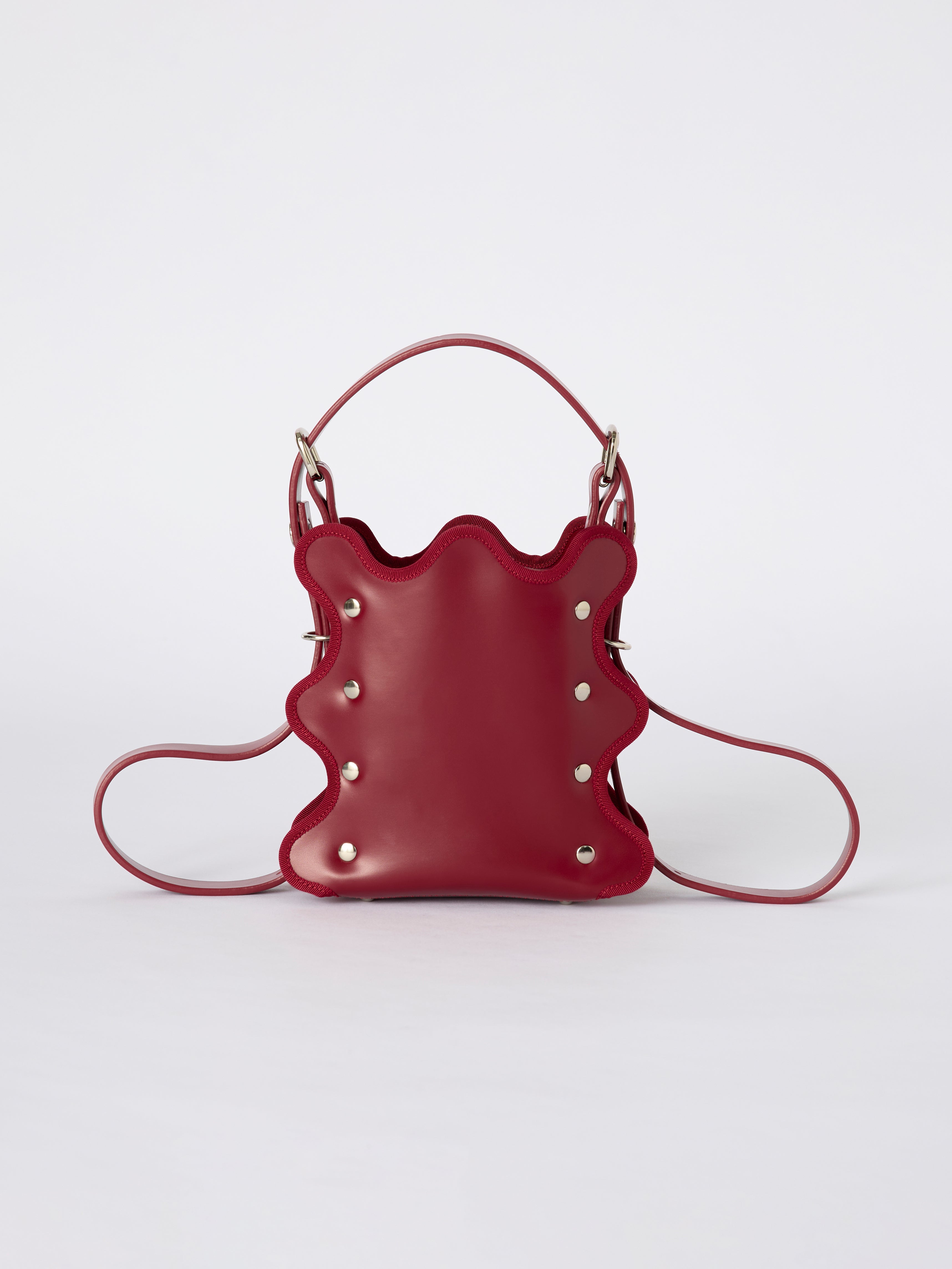 nori enomoto mardi matin petit 3WAY仕様のレザーバッグ。ハンド・ショルダー・クロスボディに対応。ロゴ入りアジャスタブルベルト付き。