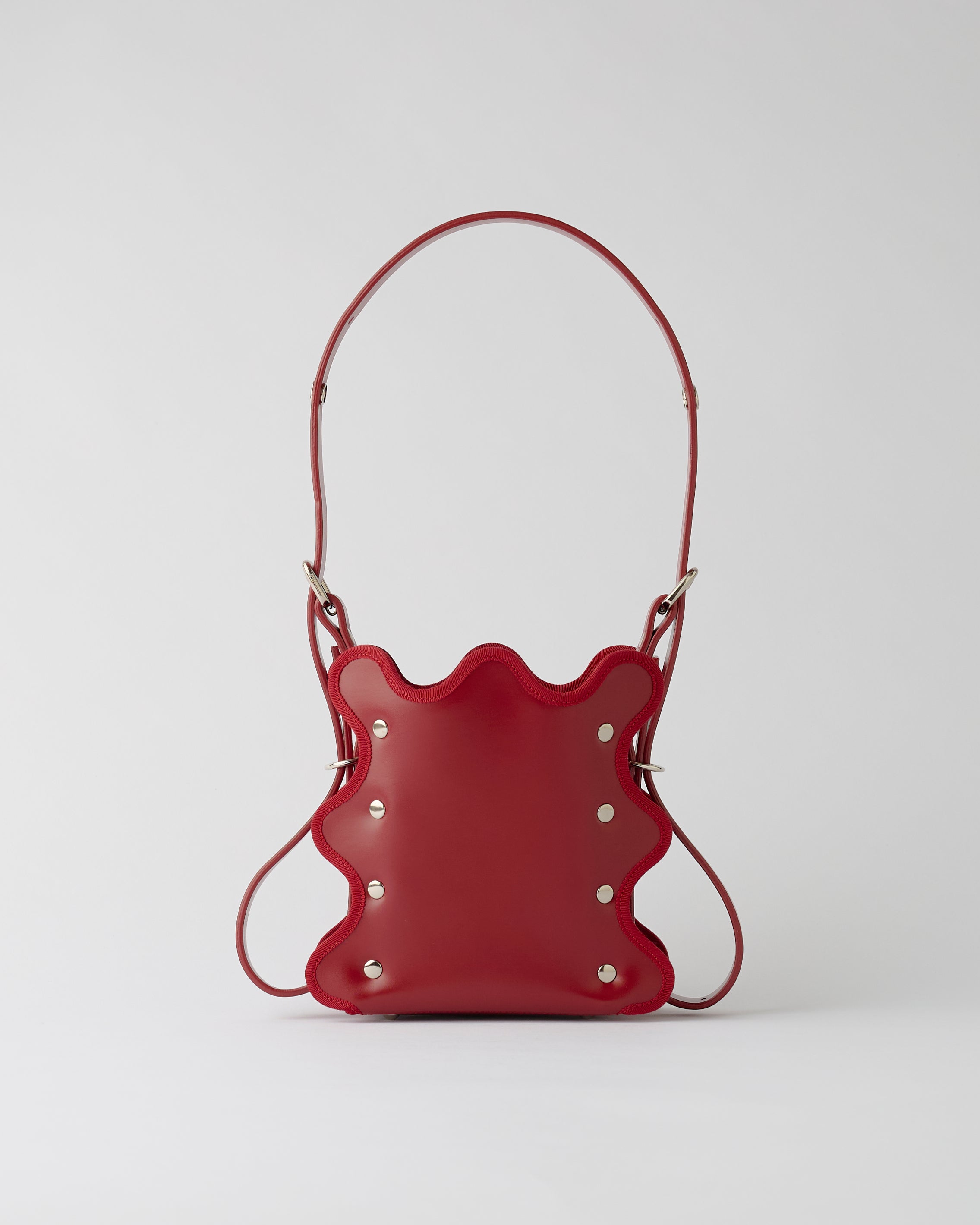 nori enomoto mardi matin petit 3WAY仕様のレザーバッグ。ハンド・ショルダー・クロスボディに対応。ロゴ入りアジャスタブルベルト付き。