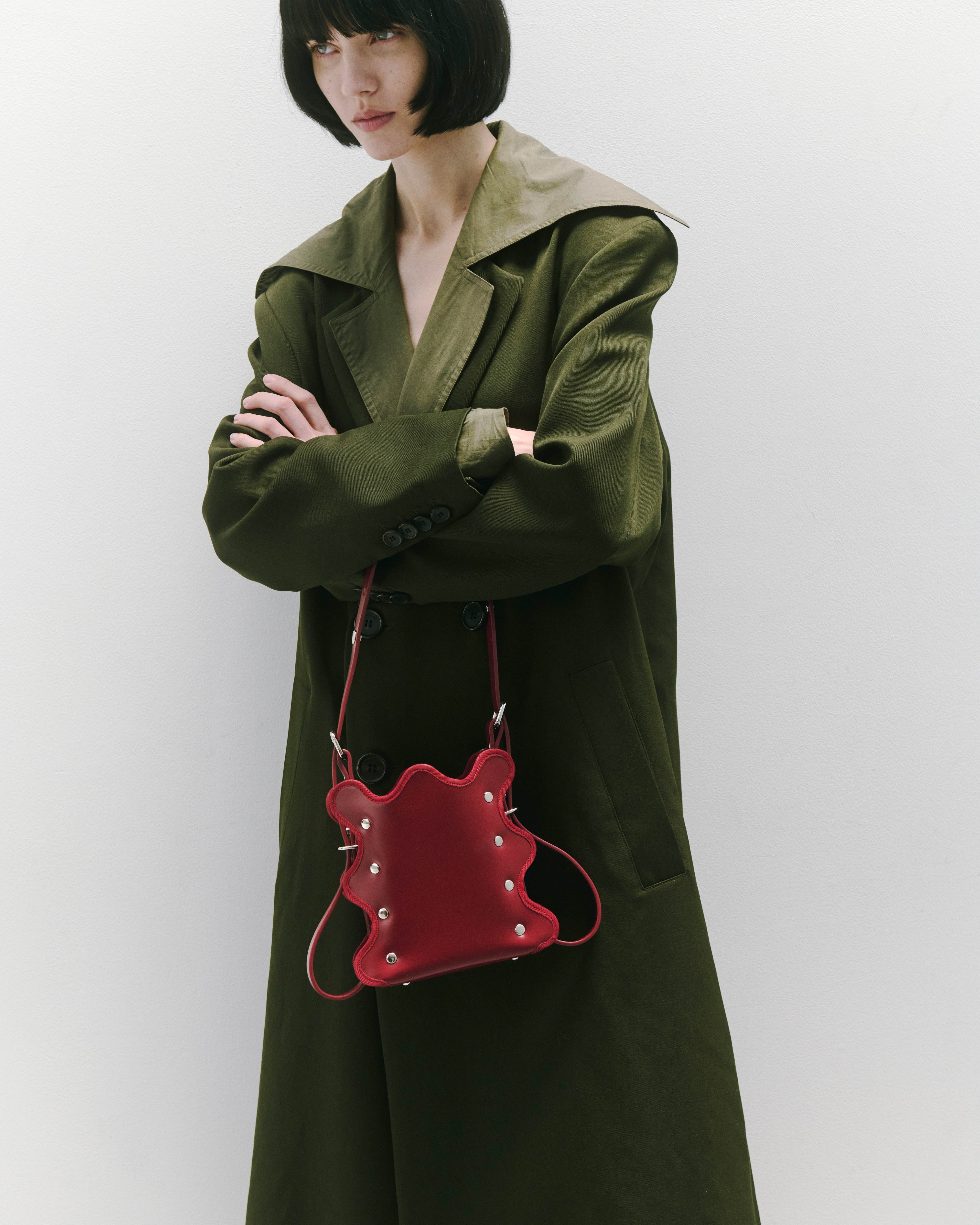 nori enomoto mardi matin petit 3WAY仕様のレザーバッグ。ハンド・ショルダー・クロスボディに対応。ロゴ入りアジャスタブルベルト付き。