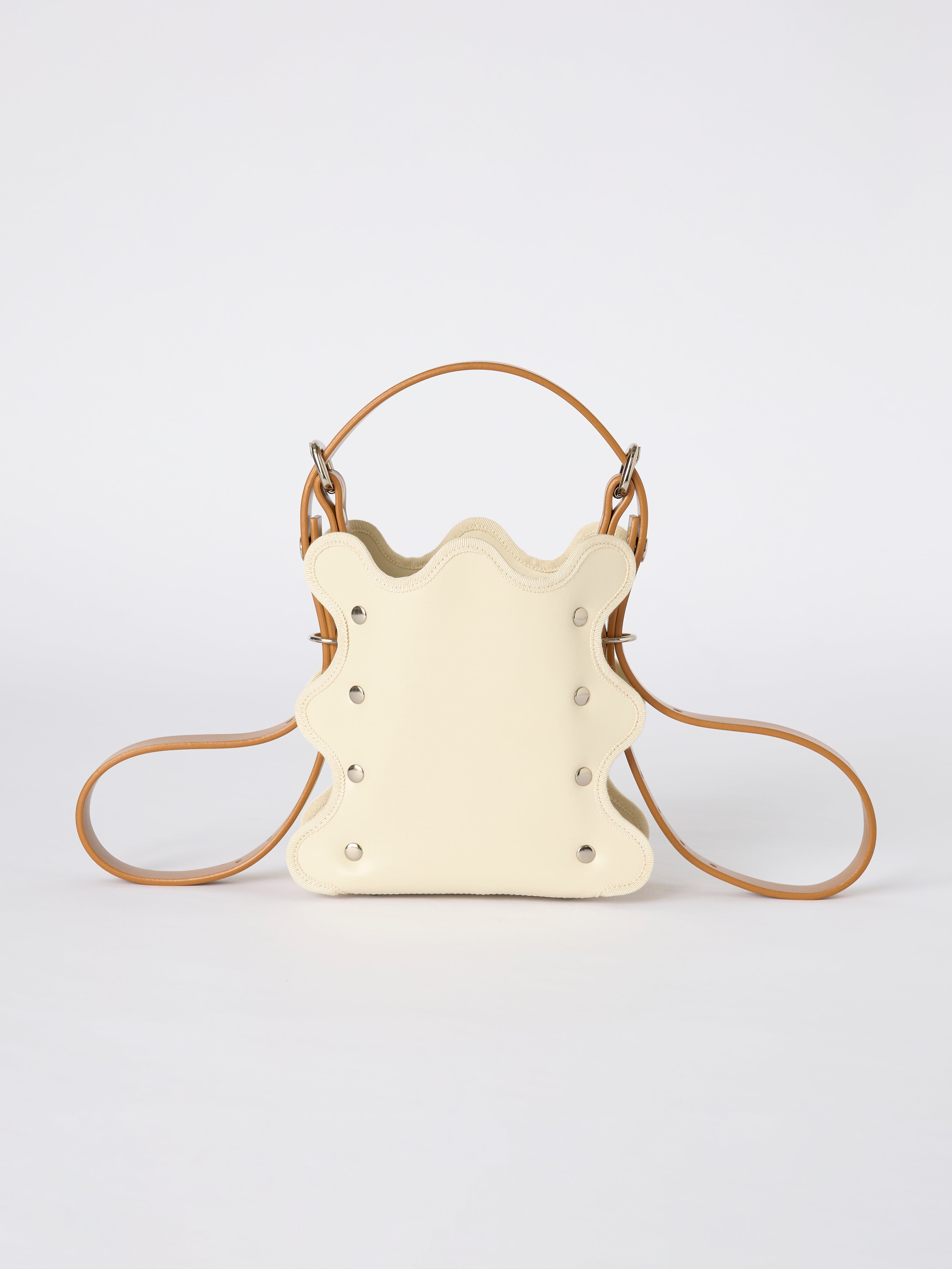 nori enomoto mardi matin petit 3WAY仕様のレザーバッグ。ハンド・ショルダー・クロスボディに対応。ロゴ入りアジャスタブルベルト付き。