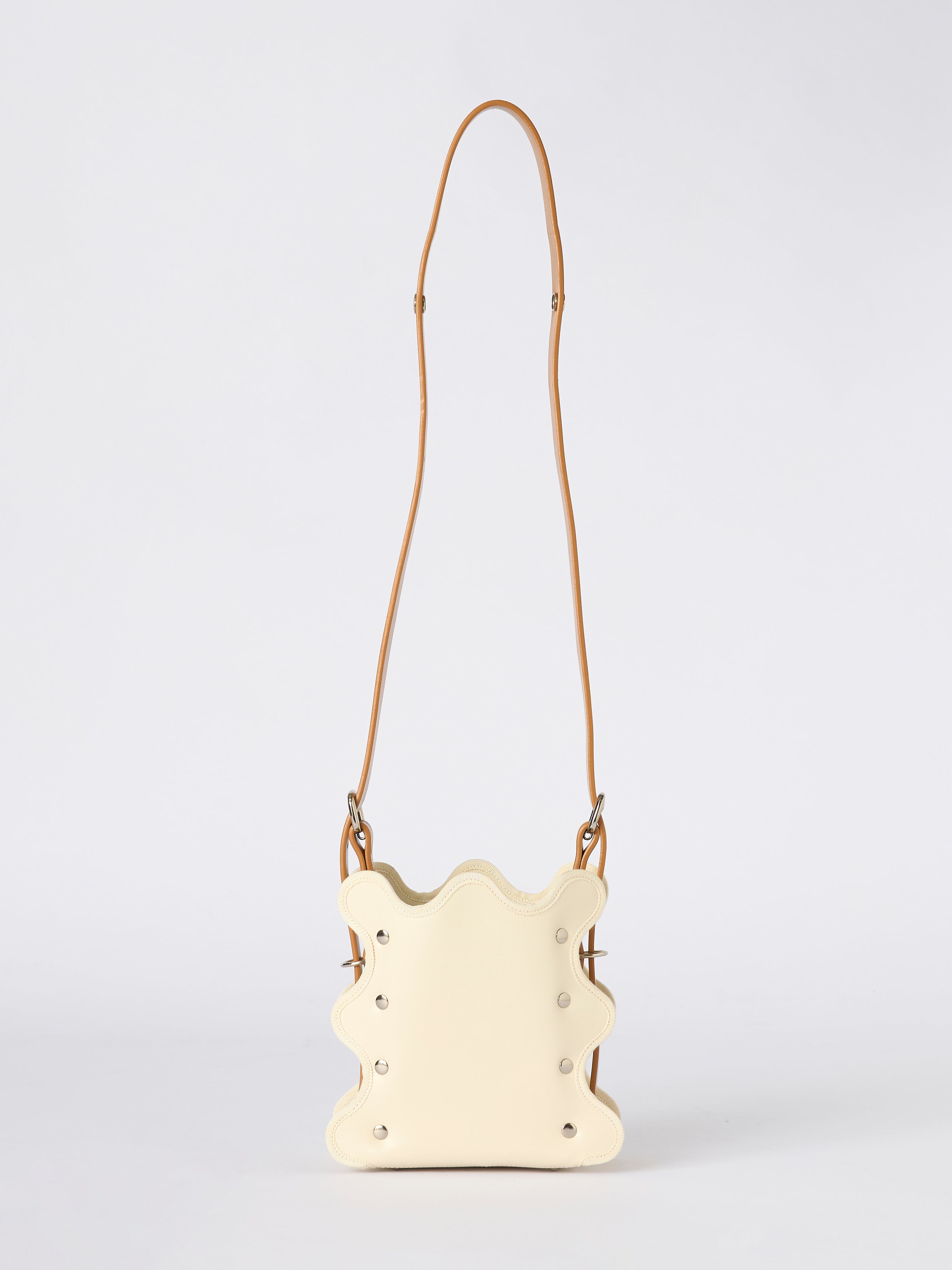 nori enomoto mardi matin petit 3WAY仕様のレザーバッグ。ハンド・ショルダー・クロスボディに対応。ロゴ入りアジャスタブルベルト付き。