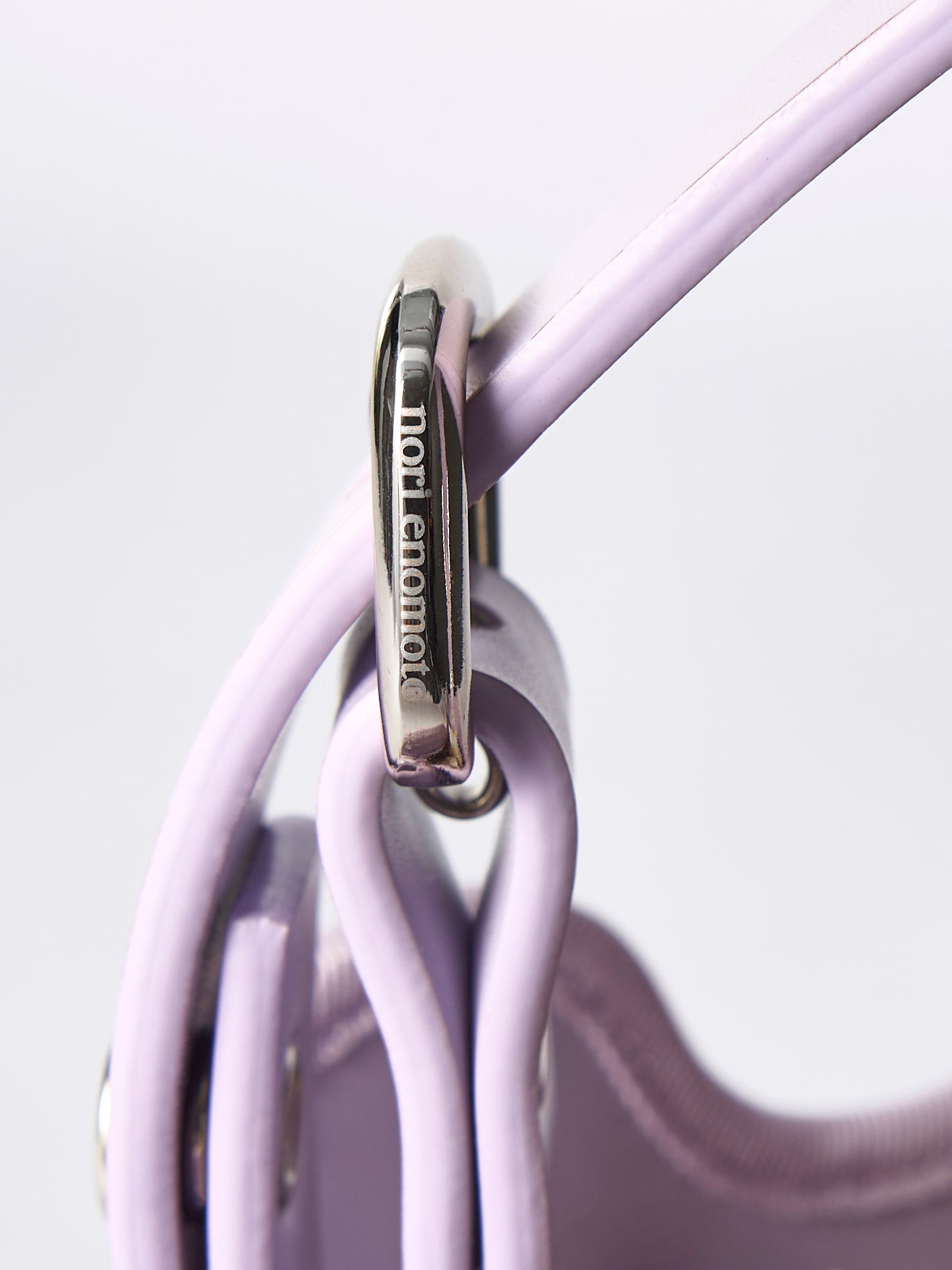 nori enomoto mardi matin petit 3WAY仕様のレザーバッグ。ハンド・ショルダー・クロスボディに対応。ロゴ入りアジャスタブルベルト付き。