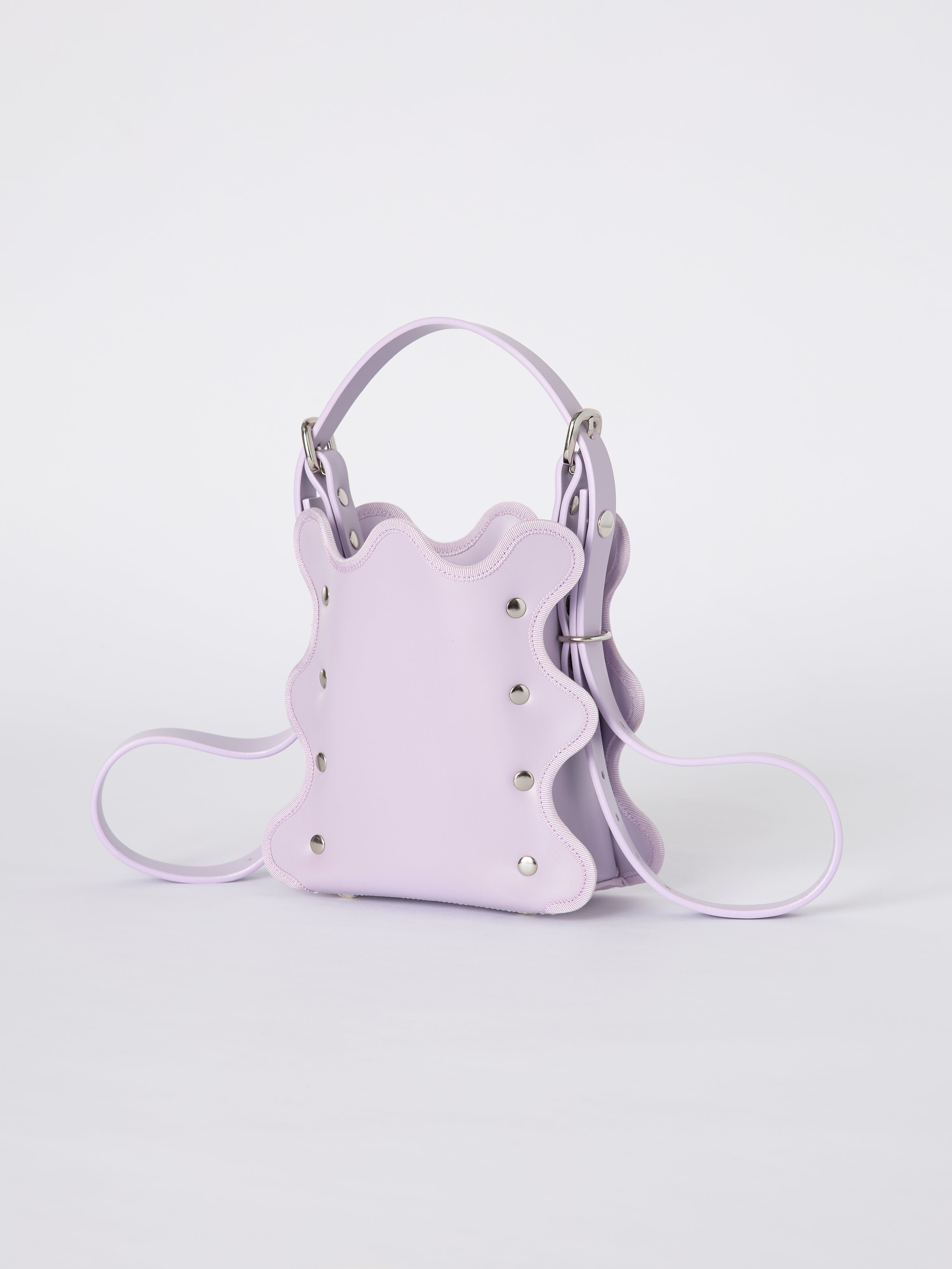 nori enomoto mardi matin petit 3WAY仕様のレザーバッグ。ハンド・ショルダー・クロスボディに対応。ロゴ入りアジャスタブルベルト付き。