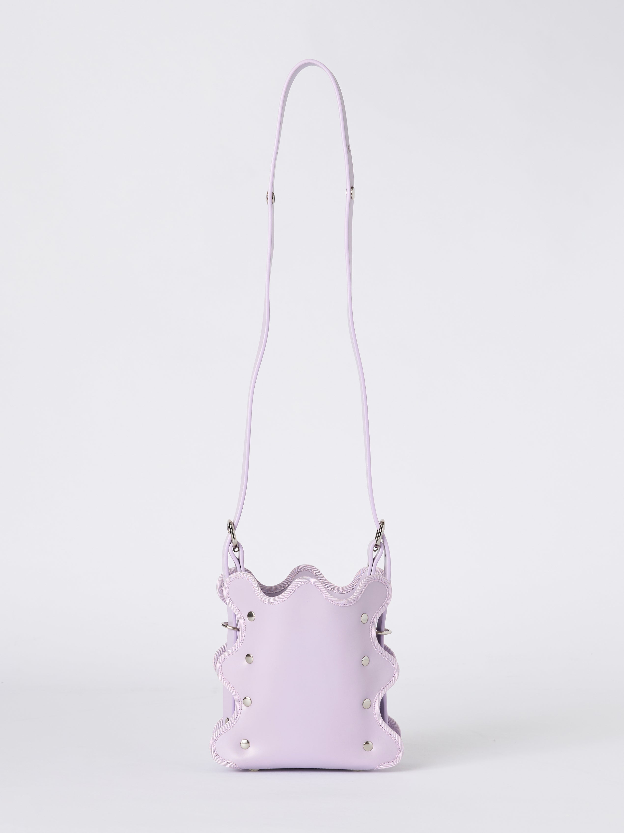 nori enomoto mardi matin petit 3WAY仕様のレザーバッグ。ハンド・ショルダー・クロスボディに対応。ロゴ入りアジャスタブルベルト付き。