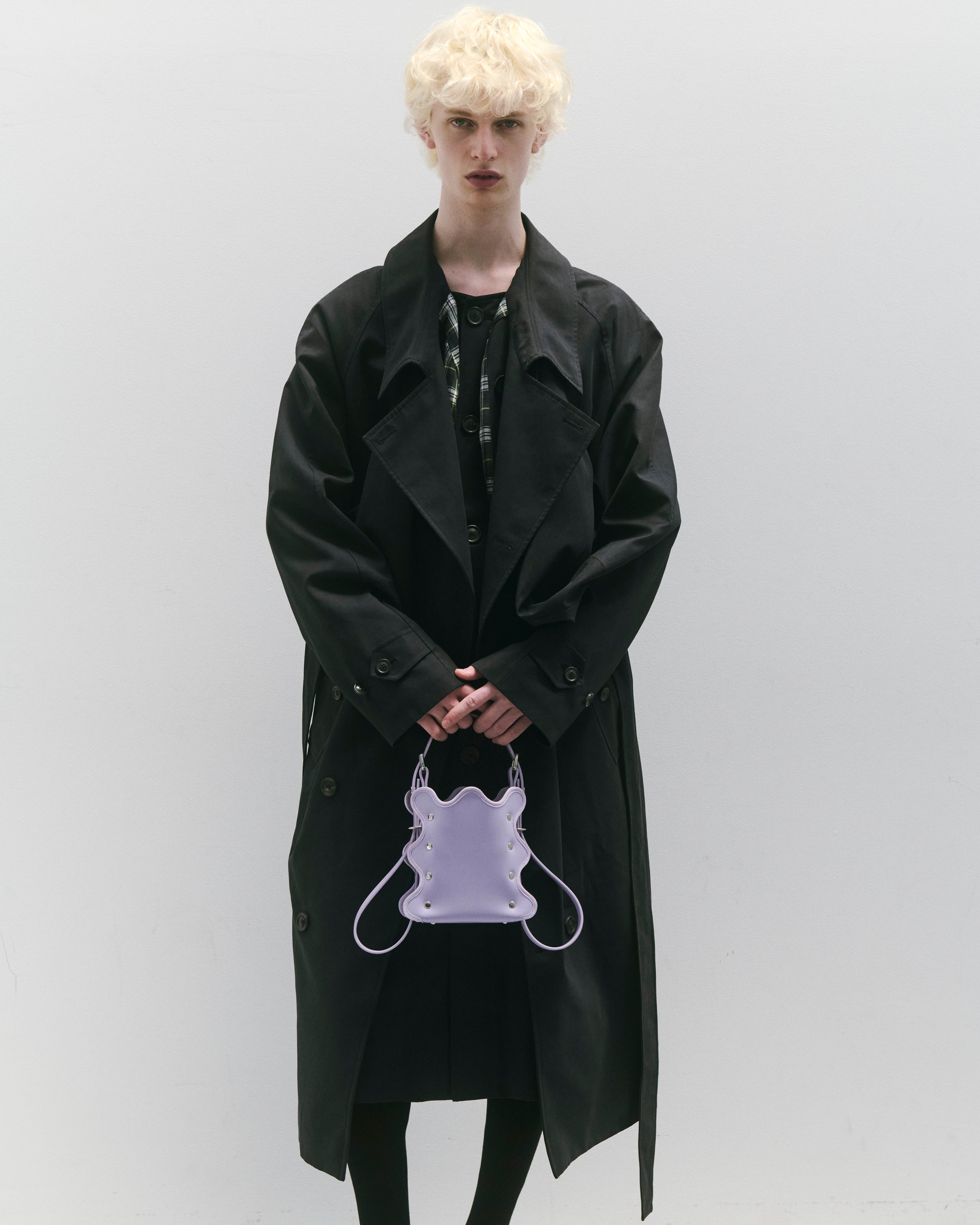 nori enomoto mardi matin petit 3WAY仕様のレザーバッグ。ハンド・ショルダー・クロスボディに対応。ロゴ入りアジャスタブルベルト付き。