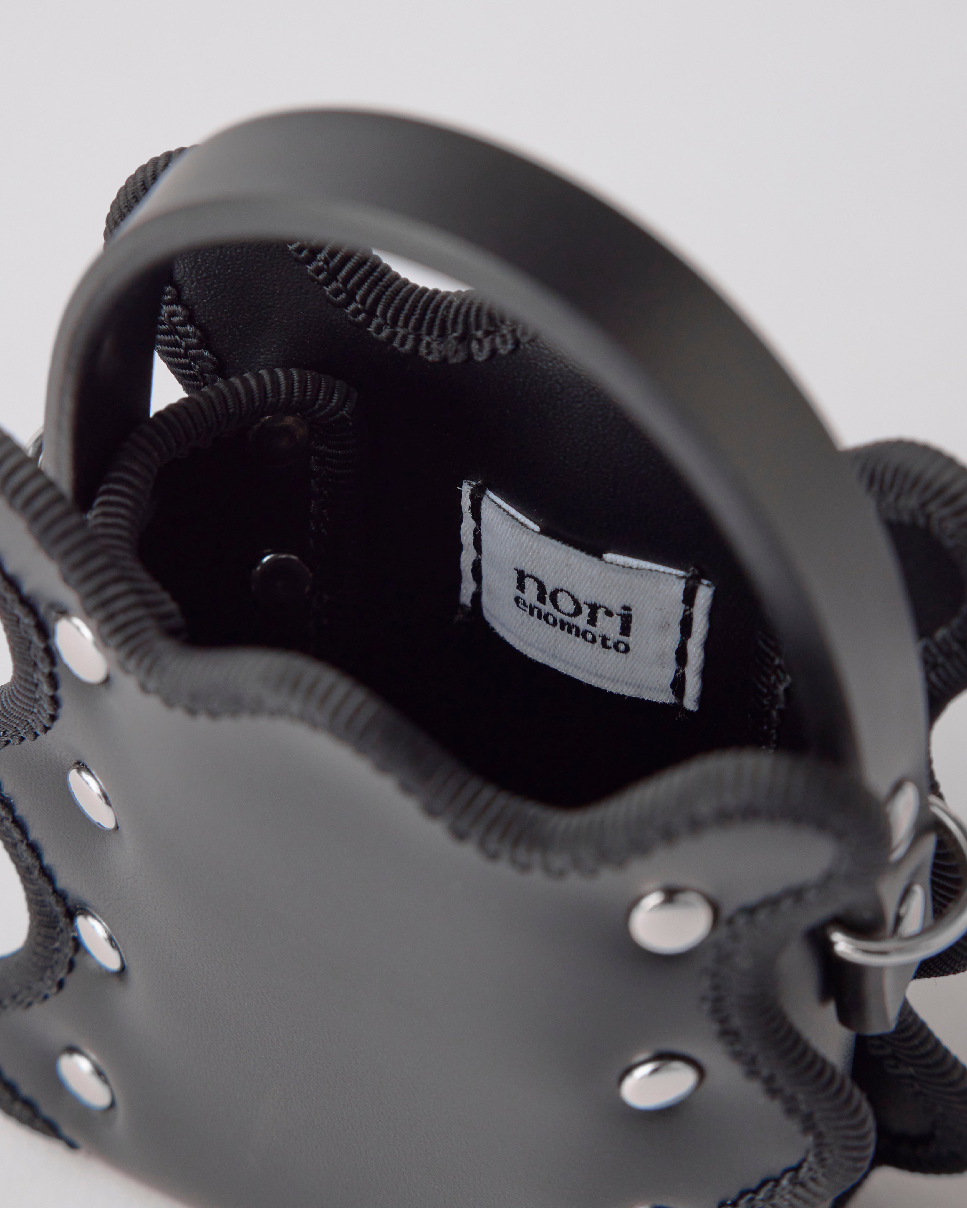 nori enomoto mardi matin pom 人気モデルmardi matinをミニチュア化したマイクロサイズの2WAYレザーバッグ。イヤホンやリップの収納も可能。付属のチェーンでクロスボディにも対応。