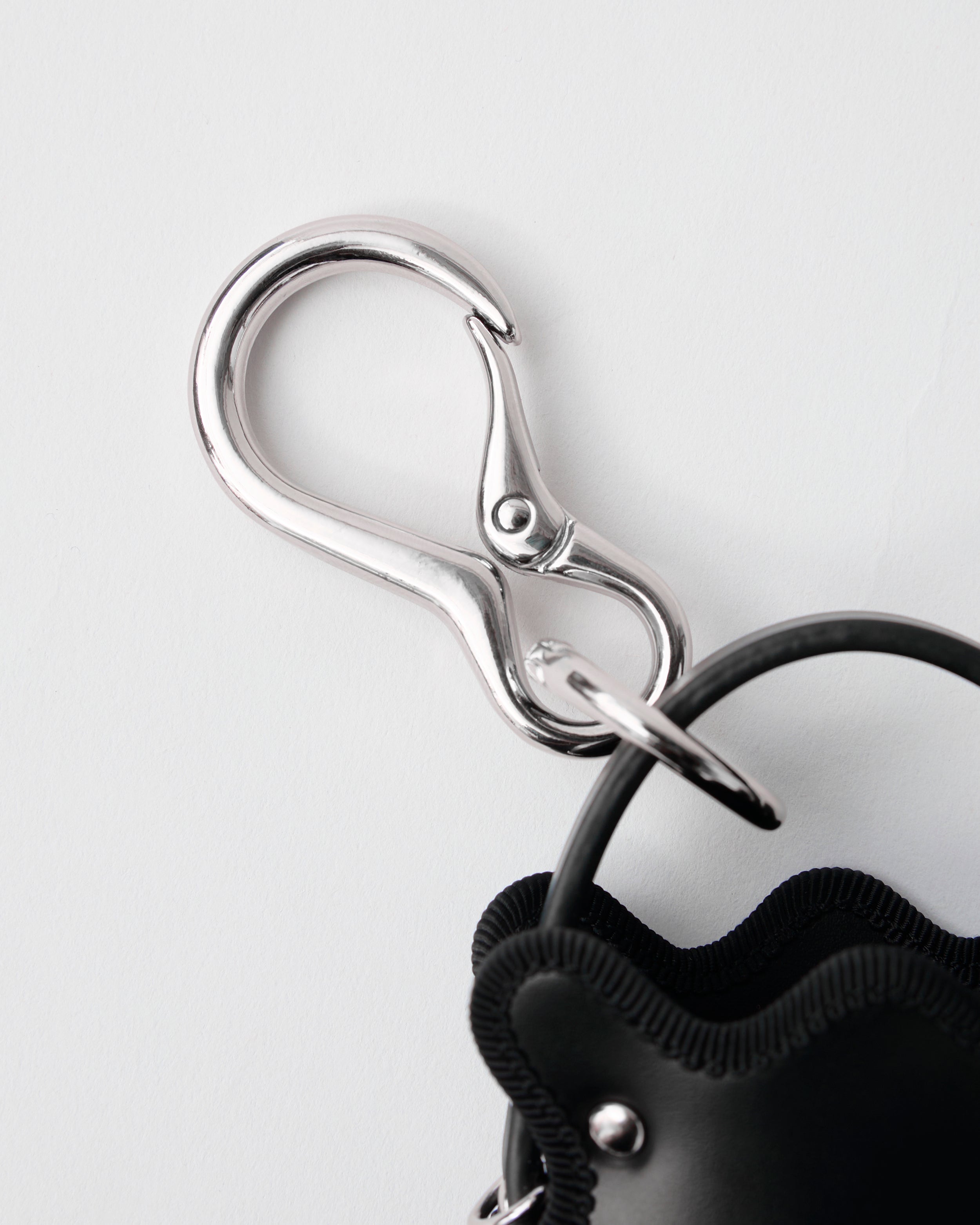 nori enomoto mardi matin pom 人気モデルmardi matinをミニチュア化したマイクロサイズの2WAYレザーバッグ。イヤホンやリップの収納も可能。付属のチェーンでクロスボディにも対応。