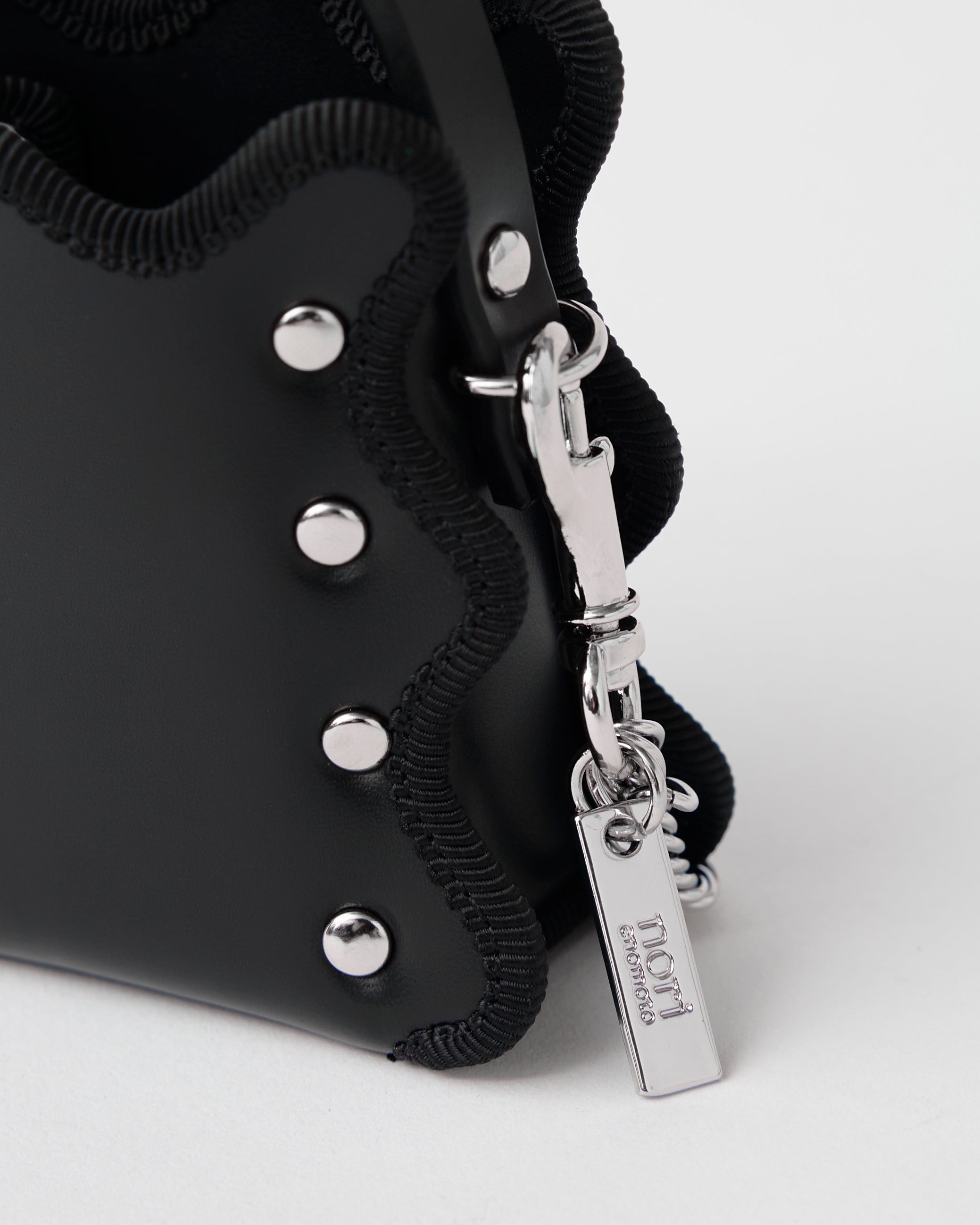 nori enomoto mardi matin pom 人気モデルmardi matinをミニチュア化したマイクロサイズの2WAYレザーバッグ。イヤホンやリップの収納も可能。付属のチェーンでクロスボディにも対応。