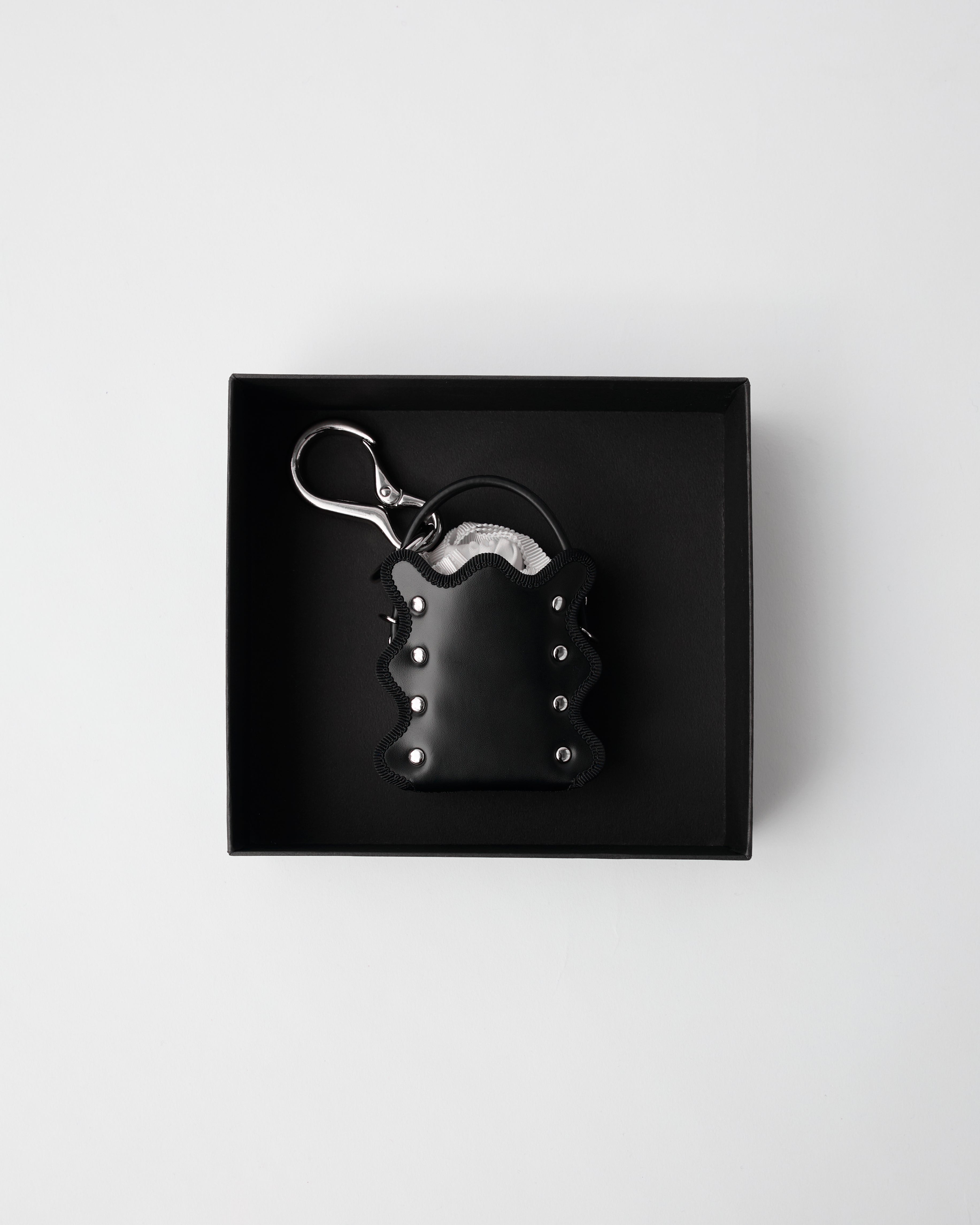 nori enomoto mardi matin pom 人気モデルmardi matinをミニチュア化したマイクロサイズの2WAYレザーバッグ。イヤホンやリップの収納も可能。付属のチェーンでクロスボディにも対応。