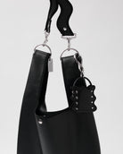 nori enomoto mardi matin pom 人気モデルmardi matinをミニチュア化したマイクロサイズの2WAYレザーバッグ。イヤホンやリップの収納も可能。付属のチェーンでクロスボディにも対応。