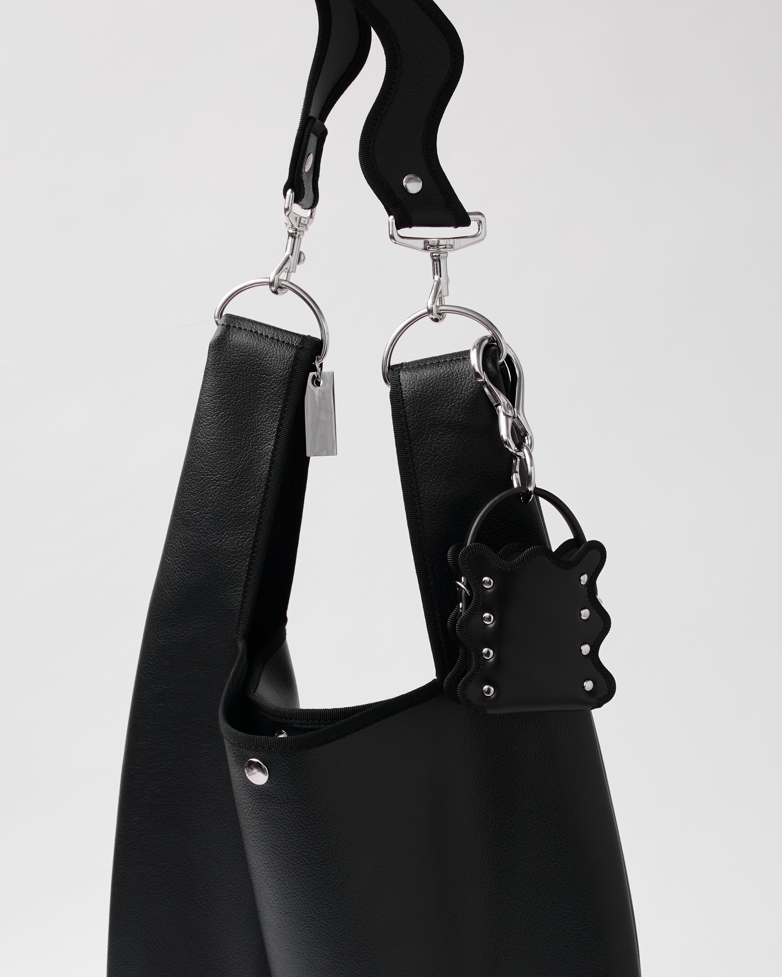 nori enomoto mardi matin pom 人気モデルmardi matinをミニチュア化したマイクロサイズの2WAYレザーバッグ。イヤホンやリップの収納も可能。付属のチェーンでクロスボディにも対応。