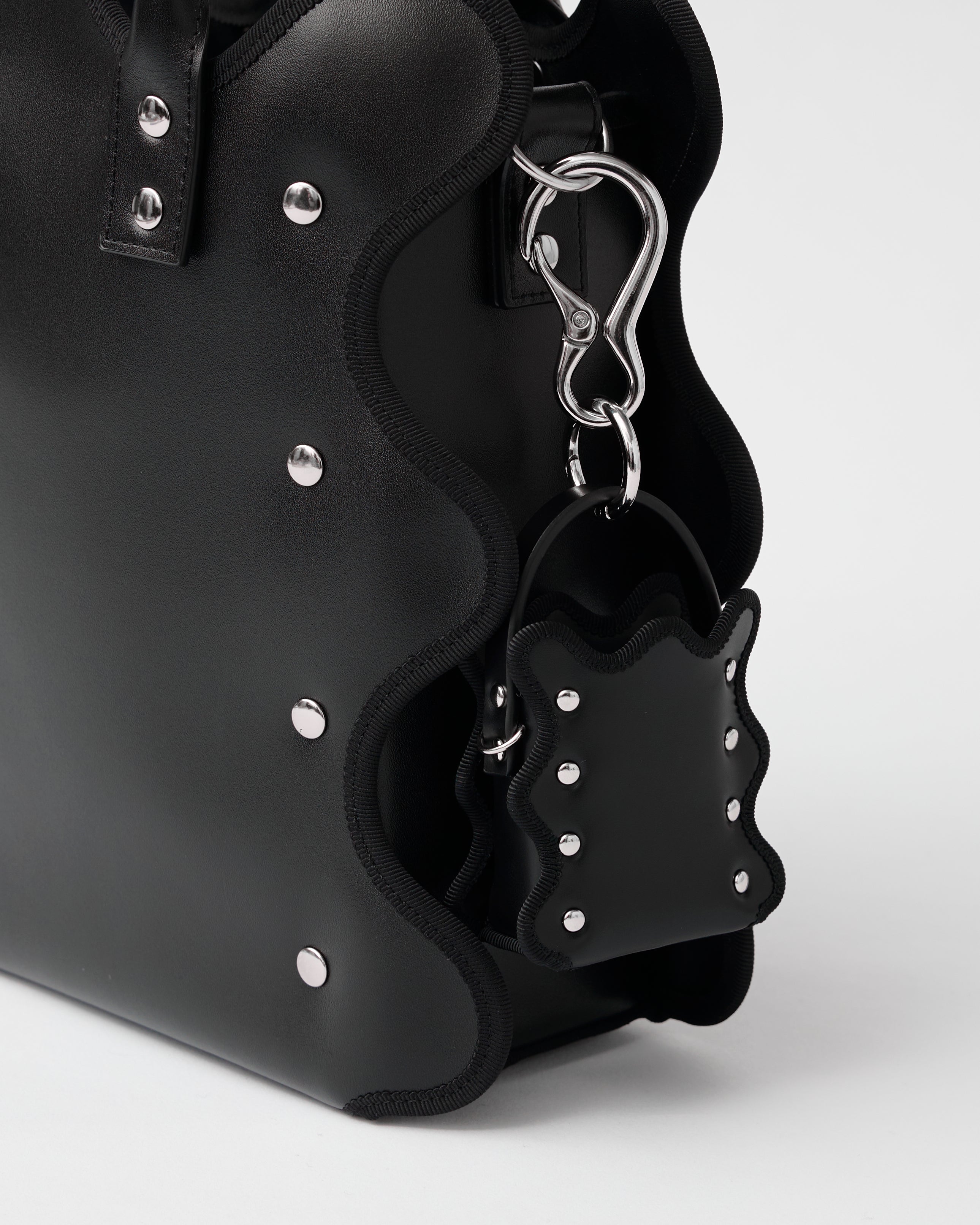 nori enomoto mardi matin pom 人気モデルmardi matinをミニチュア化したマイクロサイズの2WAYレザーバッグ。イヤホンやリップの収納も可能。付属のチェーンでクロスボディにも対応。