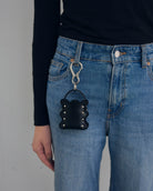 nori enomoto mardi matin pom 人気モデルmardi matinをミニチュア化したマイクロサイズの2WAYレザーバッグ。イヤホンやリップの収納も可能。付属のチェーンでクロスボディにも対応。