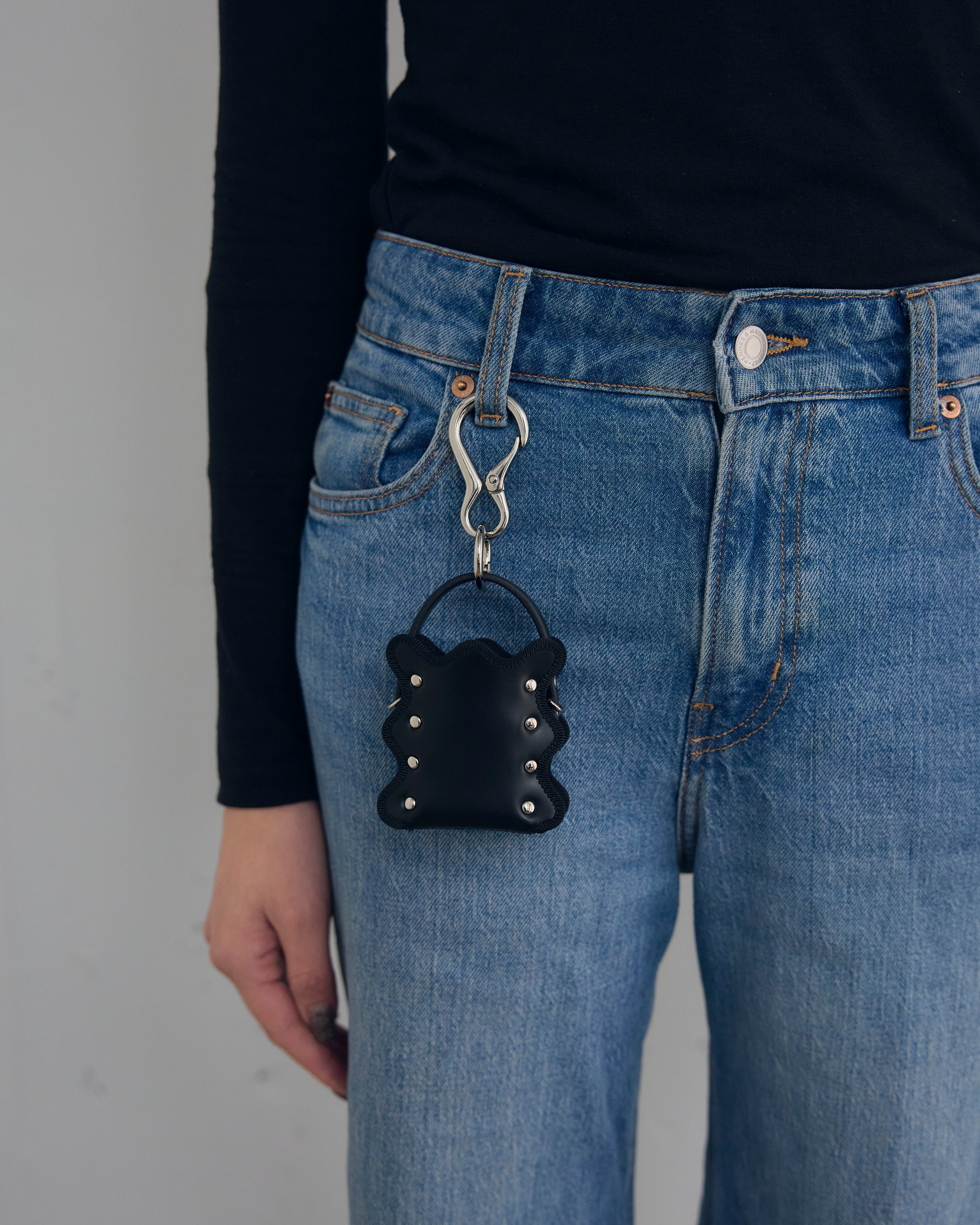 nori enomoto mardi matin pom 人気モデルmardi matinをミニチュア化したマイクロサイズの2WAYレザーバッグ。イヤホンやリップの収納も可能。付属のチェーンでクロスボディにも対応。