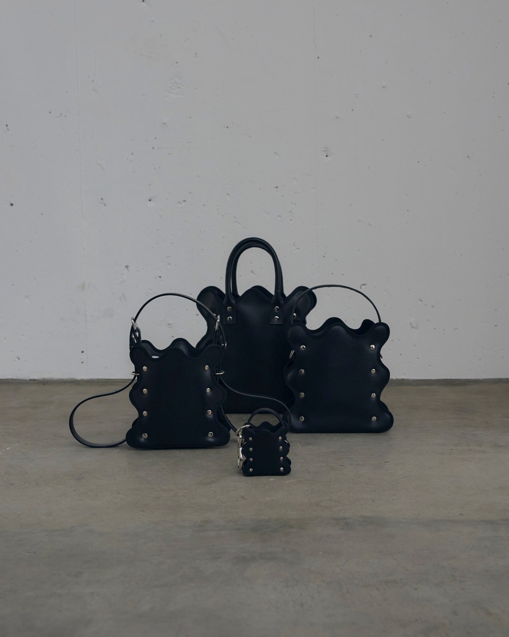 nori enomoto mardi matin pom 人気モデルmardi matinをミニチュア化したマイクロサイズの2WAYレザーバッグ。イヤホンやリップの収納も可能。付属のチェーンでクロスボディにも対応。