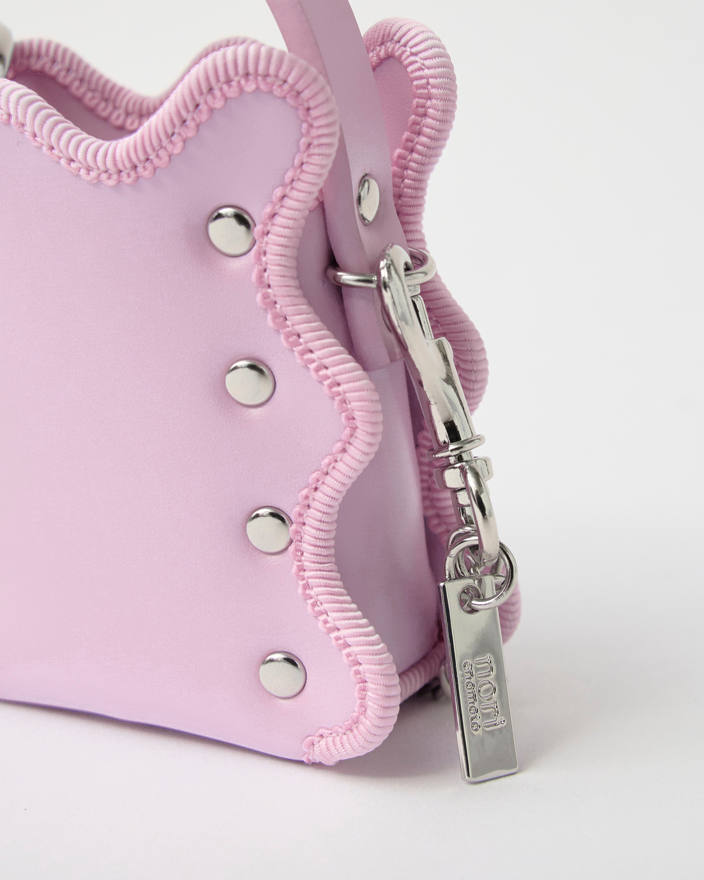 nori enomoto mardi matin pom 人気モデルmardi matinをミニチュア化したマイクロサイズの2WAYレザーバッグ。イヤホンやリップの収納も可能。付属のチェーンでクロスボディにも対応。