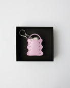 nori enomoto mardi matin pom 人気モデルmardi matinをミニチュア化したマイクロサイズの2WAYレザーバッグ。イヤホンやリップの収納も可能。付属のチェーンでクロスボディにも対応。