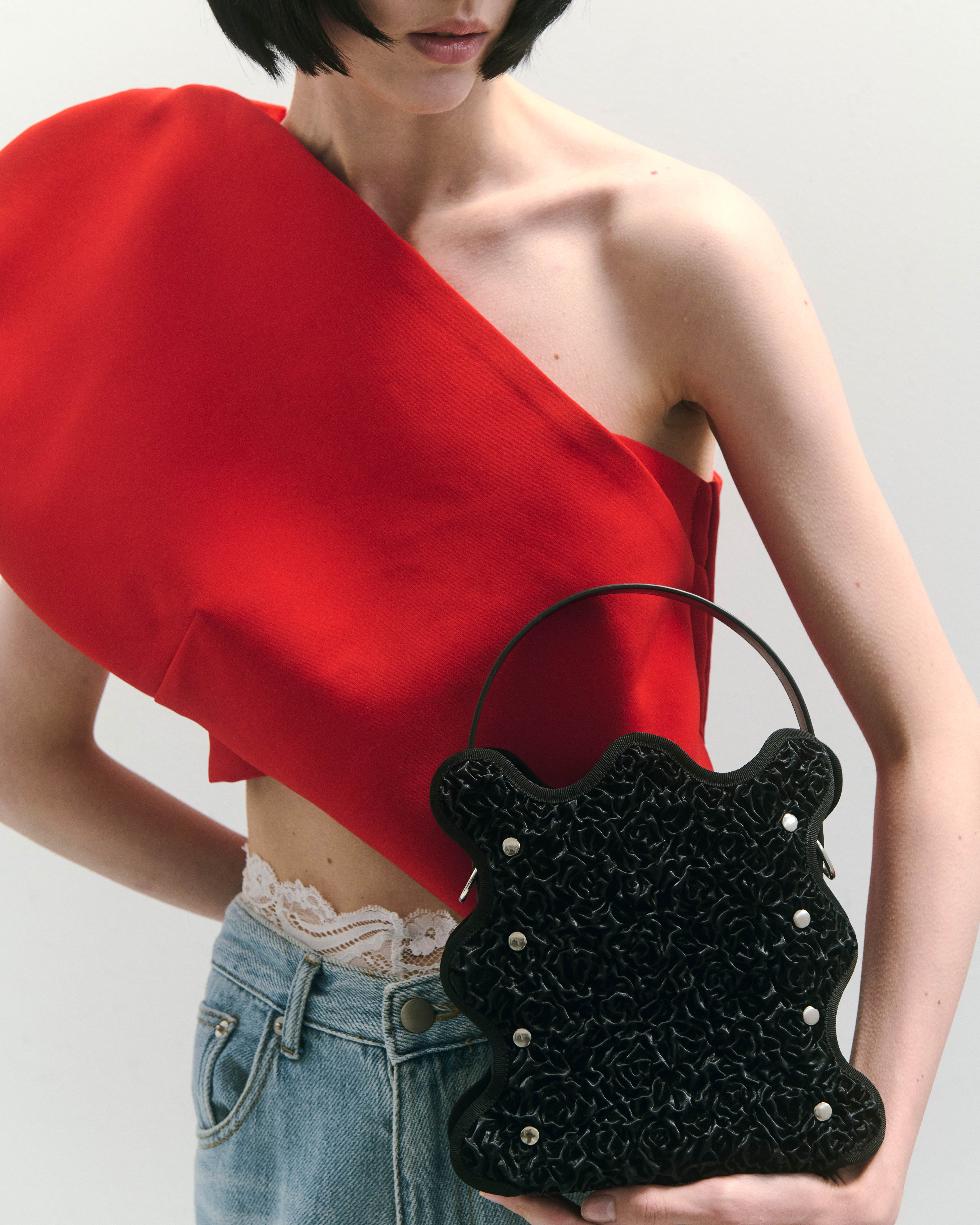 nori enomoto mardi matin チェーンストラップ付きのバケット型バッグ。350mlペットボトルが収まるマチあり。Dカン付きでチャームの取り付けも可能。和装や結婚式、フォーマルシーンにも対応。