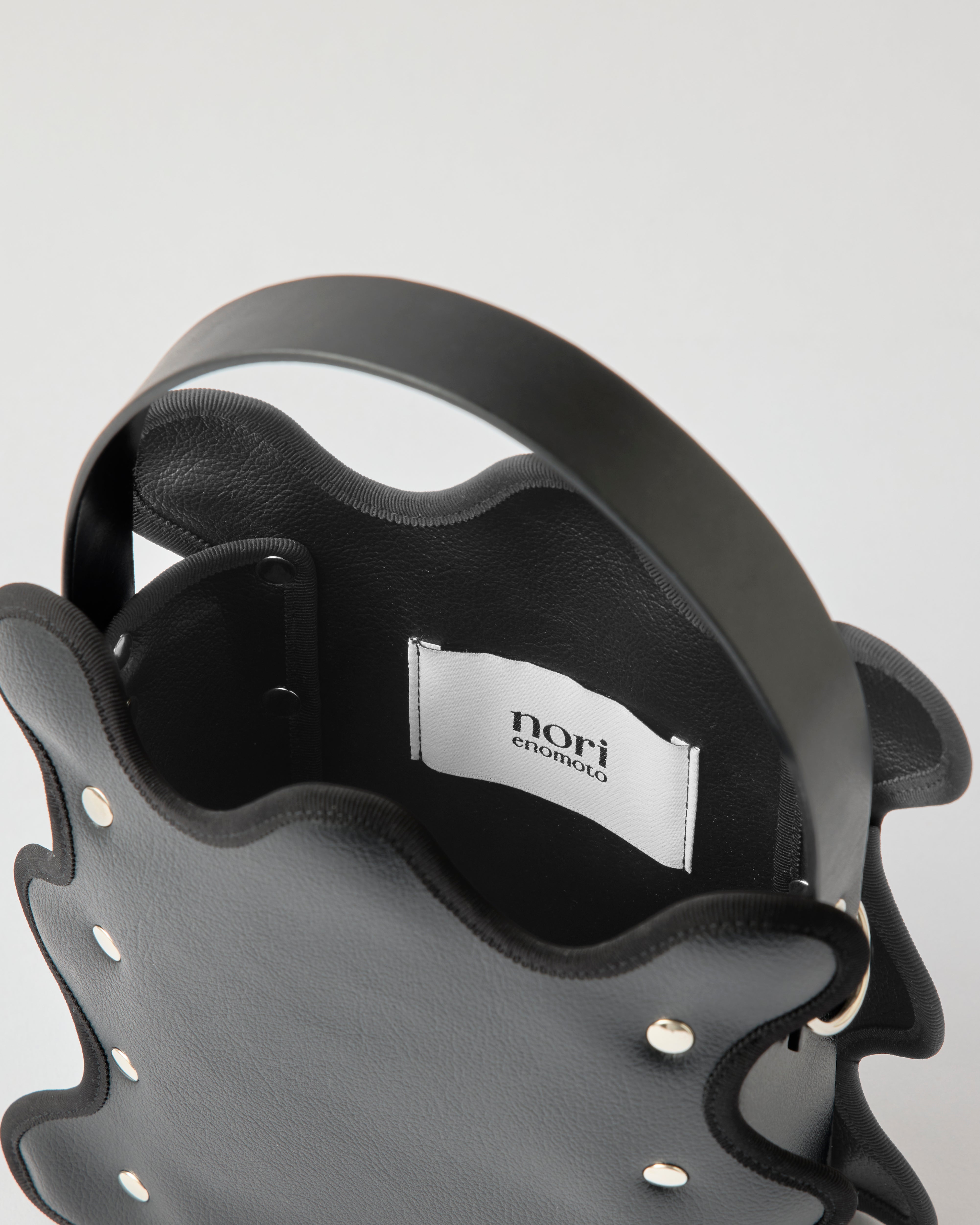 nori enomoto mardi matin チェーンストラップ付きのバケット型バッグ。350mlペットボトルが収まるマチあり。Dカン付きでチャームの取り付けも可能。和装や結婚式、フォーマルシーンにも対応。