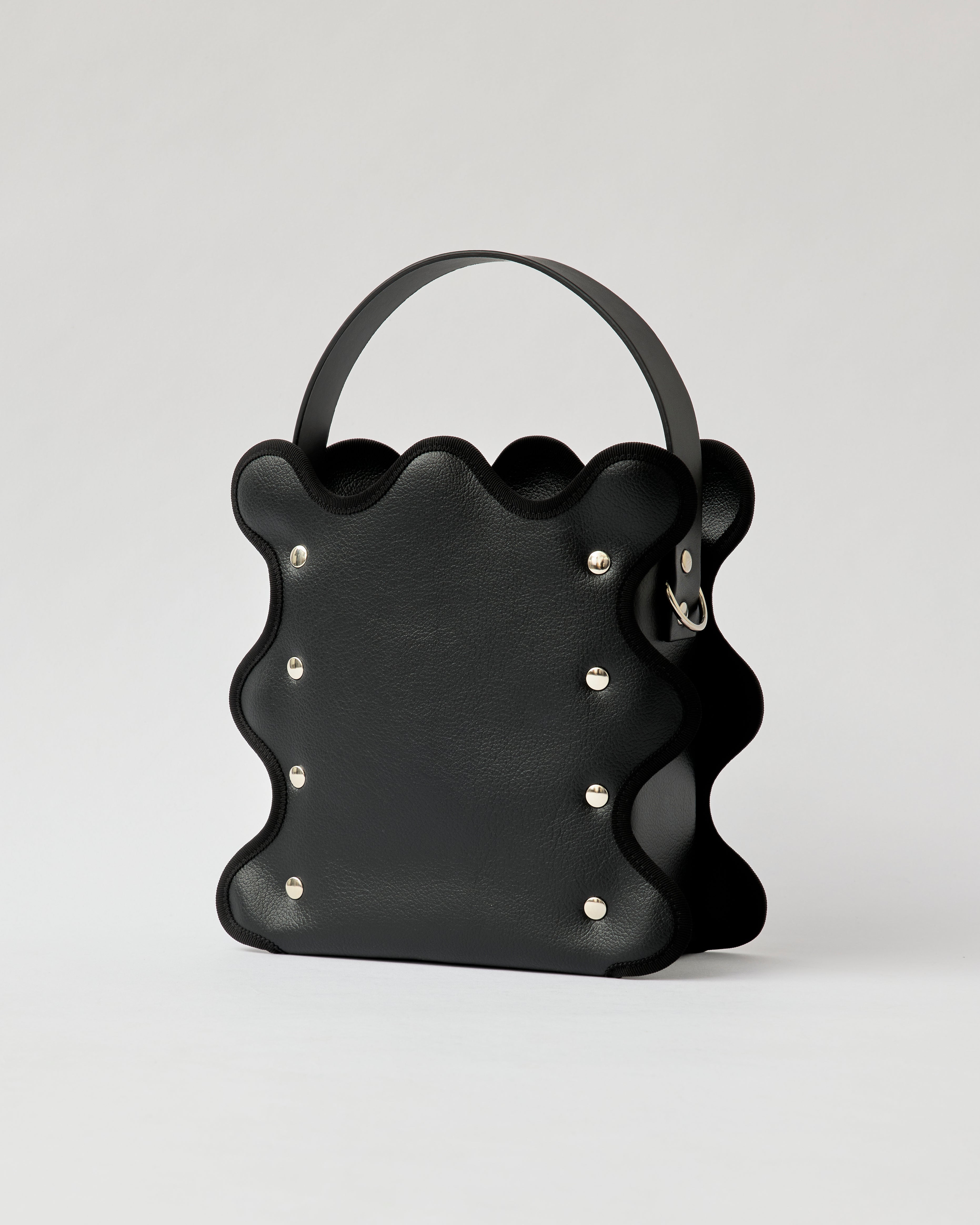 nori enomoto mardi matin チェーンストラップ付きのバケット型バッグ。350mlペットボトルが収まるマチあり。Dカン付きでチャームの取り付けも可能。和装や結婚式、フォーマルシーンにも対応。