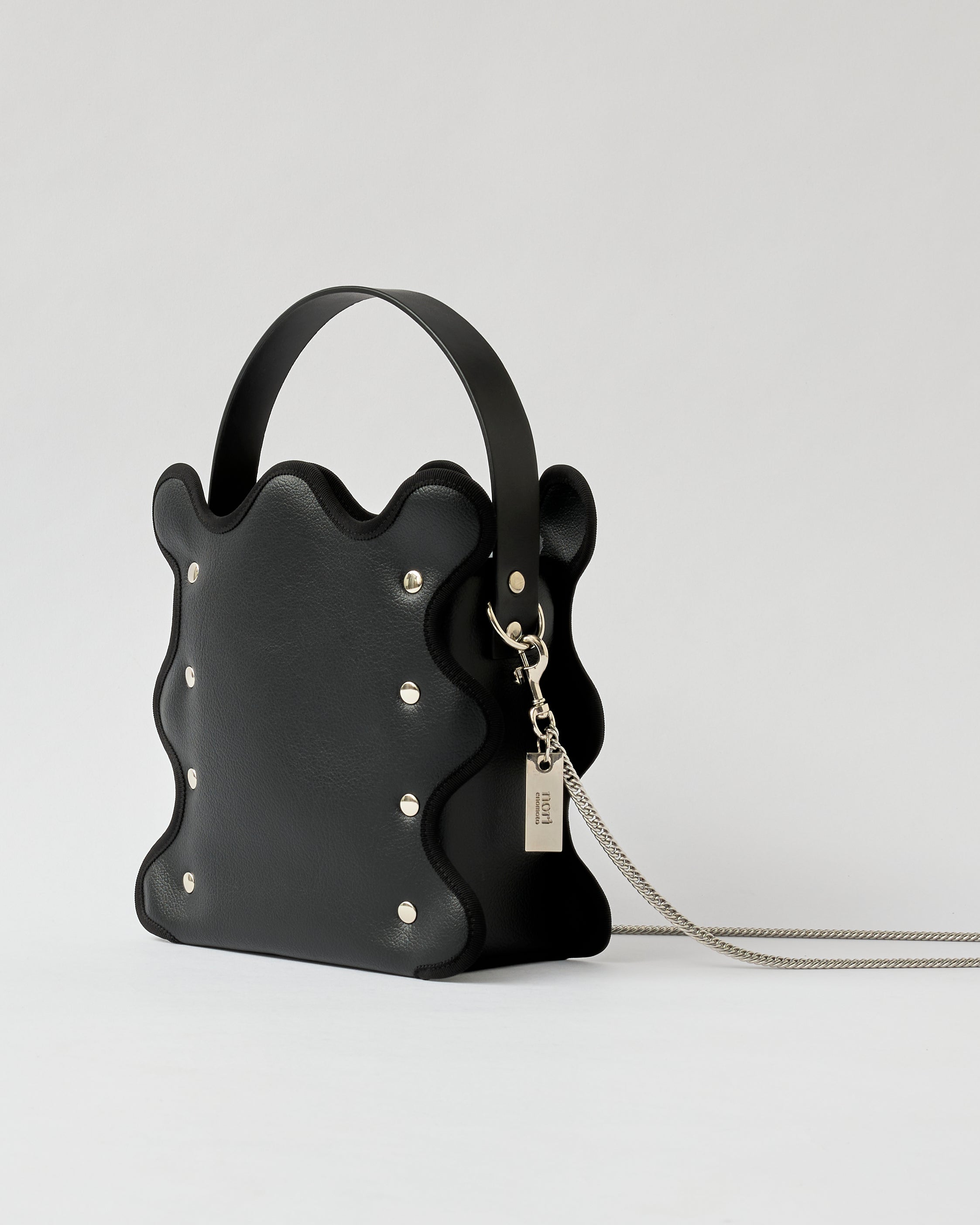 nori enomoto mardi matin チェーンストラップ付きのバケット型バッグ。350mlペットボトルが収まるマチあり。Dカン付きでチャームの取り付けも可能。和装や結婚式、フォーマルシーンにも対応。