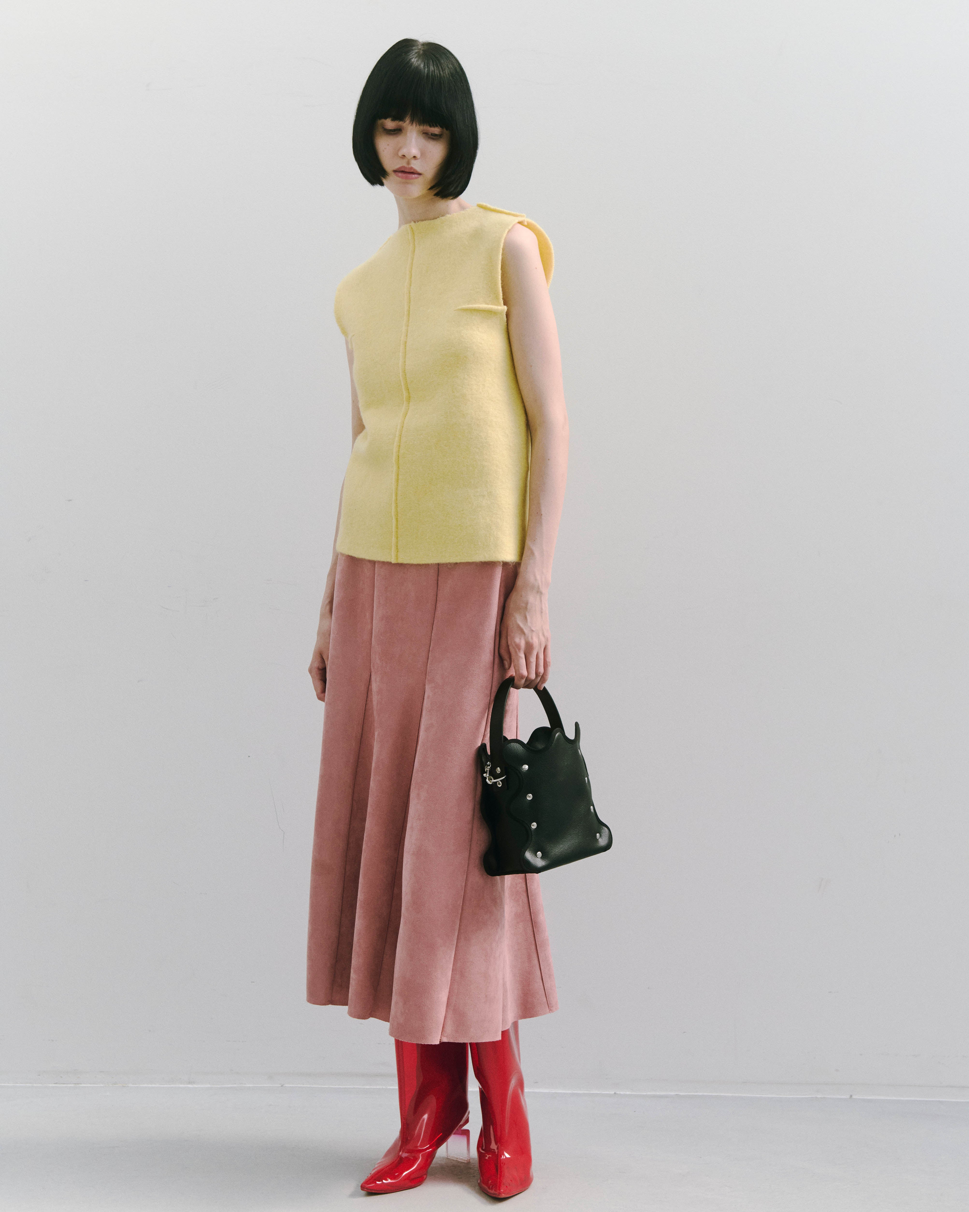 nori enomoto mardi matin チェーンストラップ付きのバケット型バッグ。350mlペットボトルが収まるマチあり。Dカン付きでチャームの取り付けも可能。和装や結婚式、フォーマルシーンにも対応。