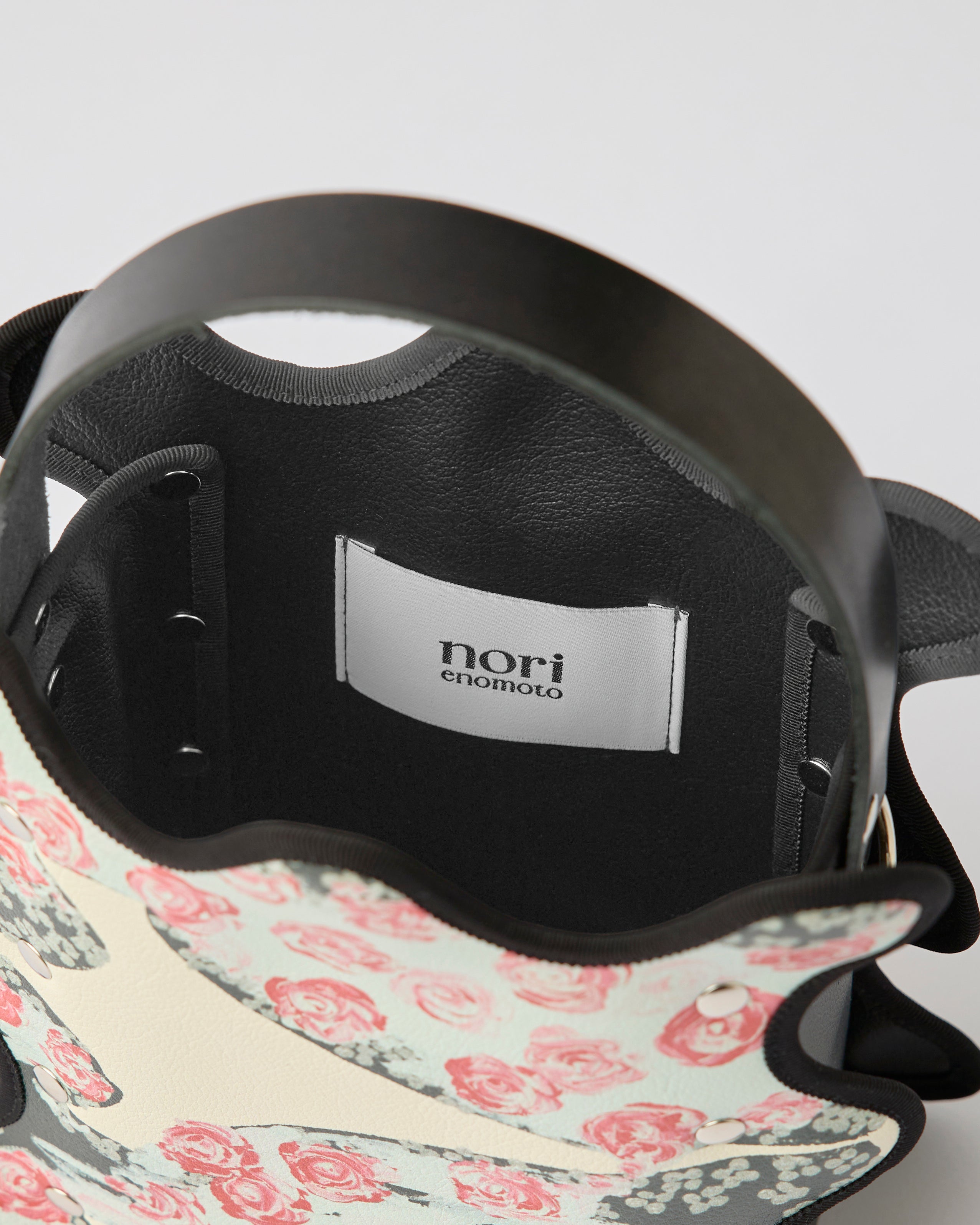 nori enomoto mardi matin チェーンストラップ付きのバケット型バッグ。350mlペットボトルが収まるマチあり。Dカン付きでチャームの取り付けも可能。和装や結婚式、フォーマルシーンにも対応。