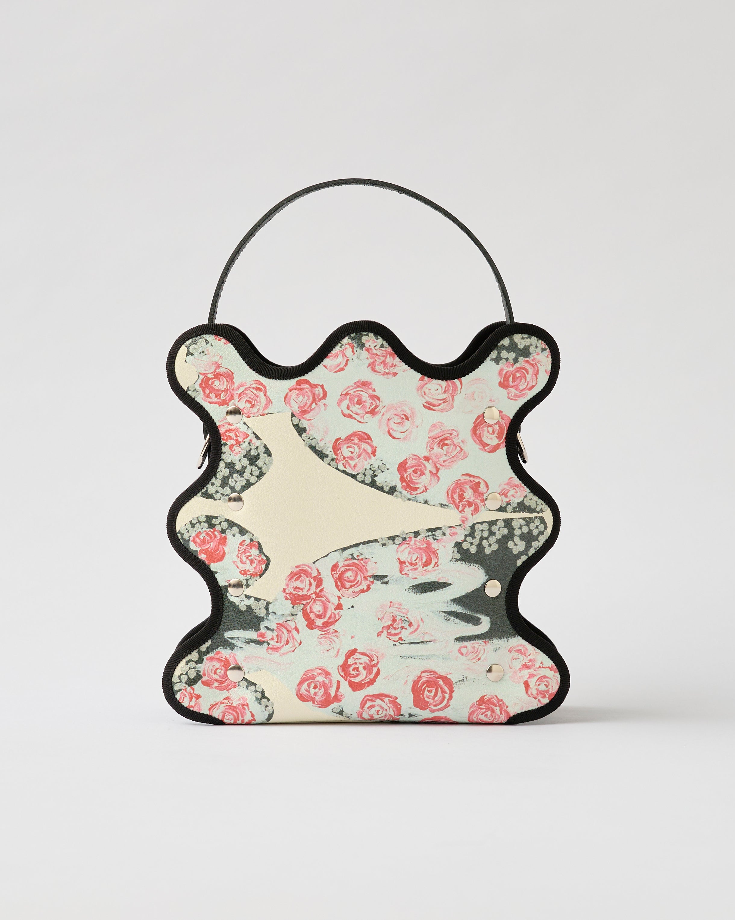 nori enomoto mardi matin チェーンストラップ付きのバケット型バッグ。350mlペットボトルが収まるマチあり。Dカン付きでチャームの取り付けも可能。和装や結婚式、フォーマルシーンにも対応。