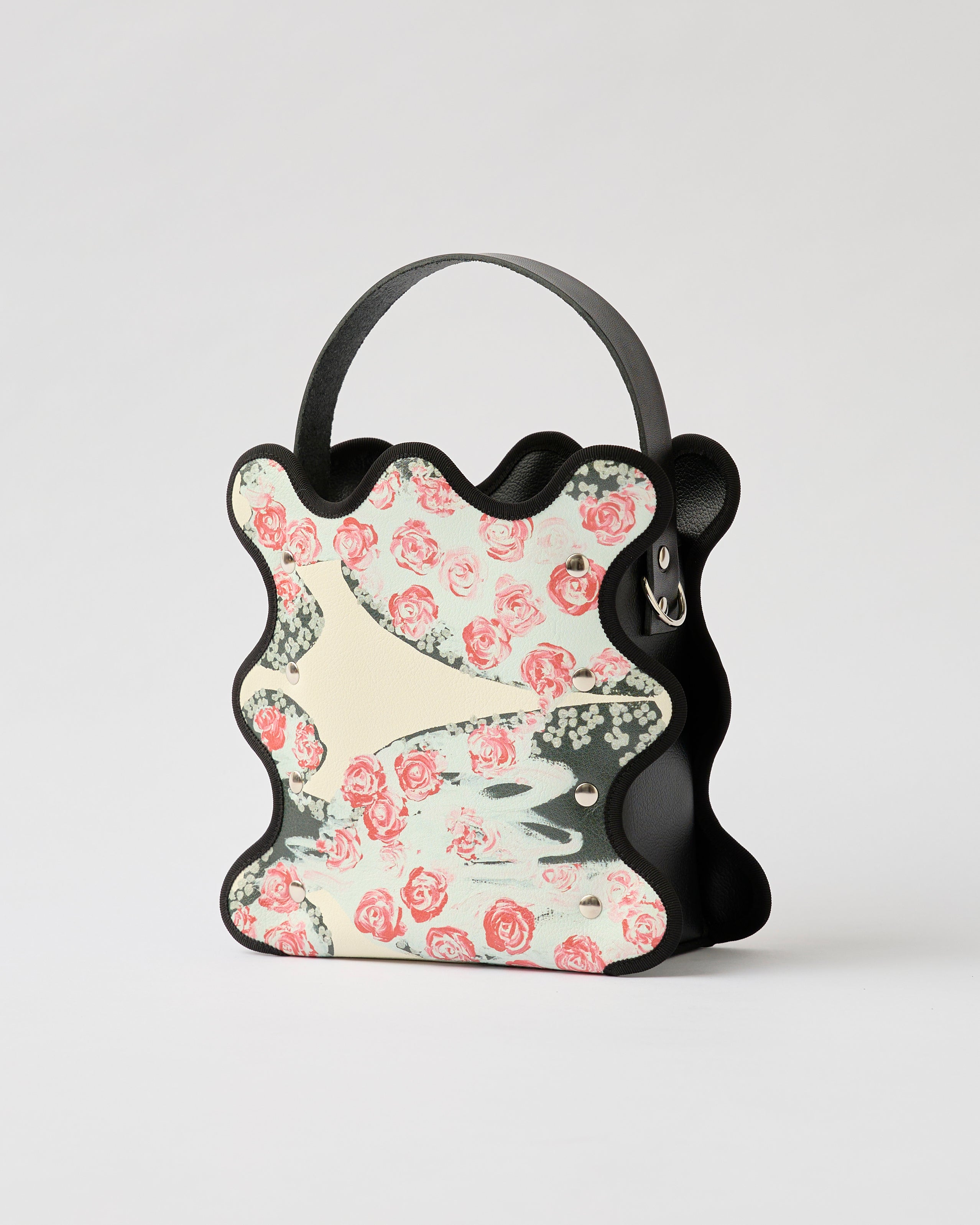 nori enomoto mardi matin チェーンストラップ付きのバケット型バッグ。350mlペットボトルが収まるマチあり。Dカン付きでチャームの取り付けも可能。和装や結婚式、フォーマルシーンにも対応。