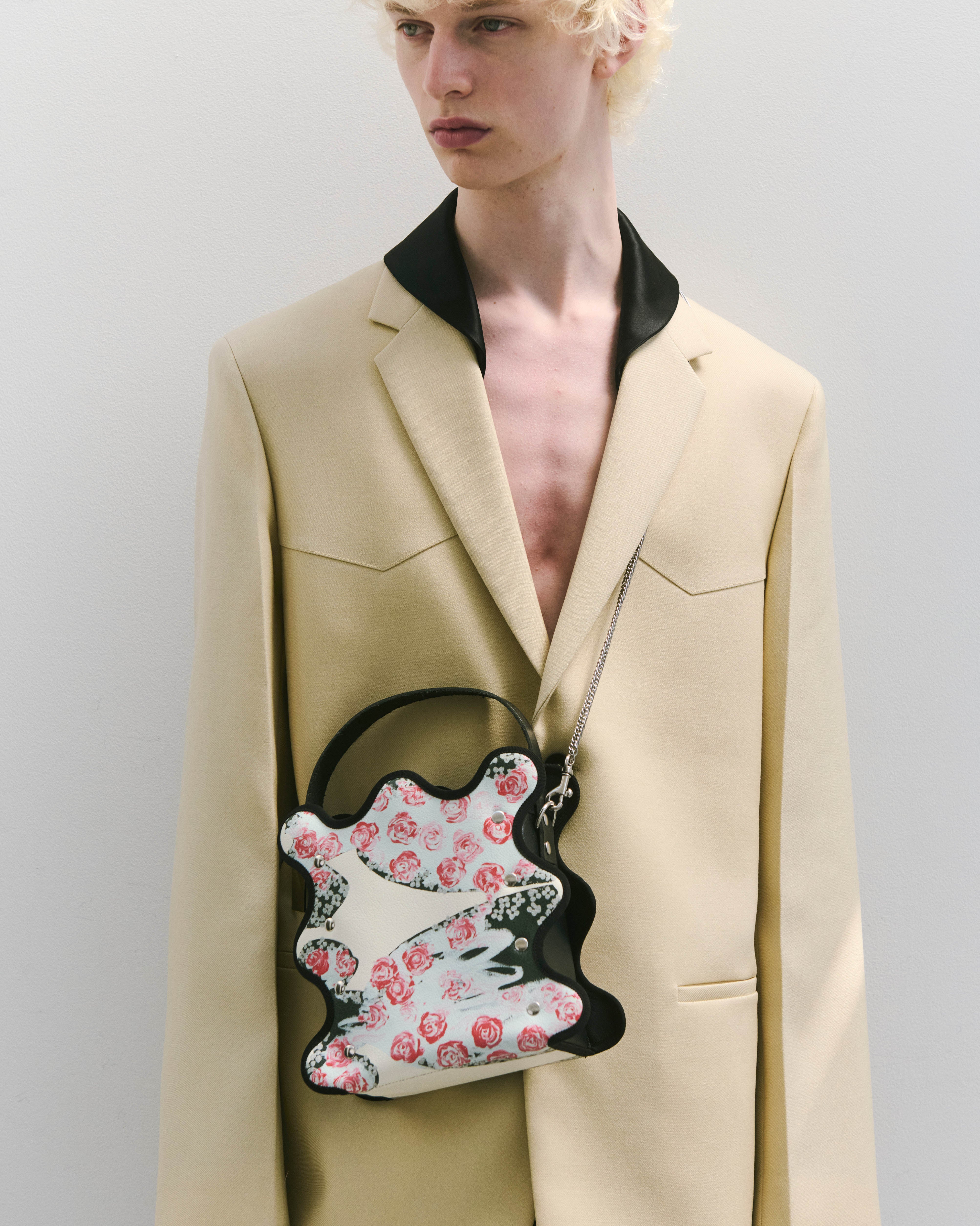 nori enomoto mardi matin チェーンストラップ付きのバケット型バッグ。350mlペットボトルが収まるマチあり。Dカン付きでチャームの取り付けも可能。和装や結婚式、フォーマルシーンにも対応。