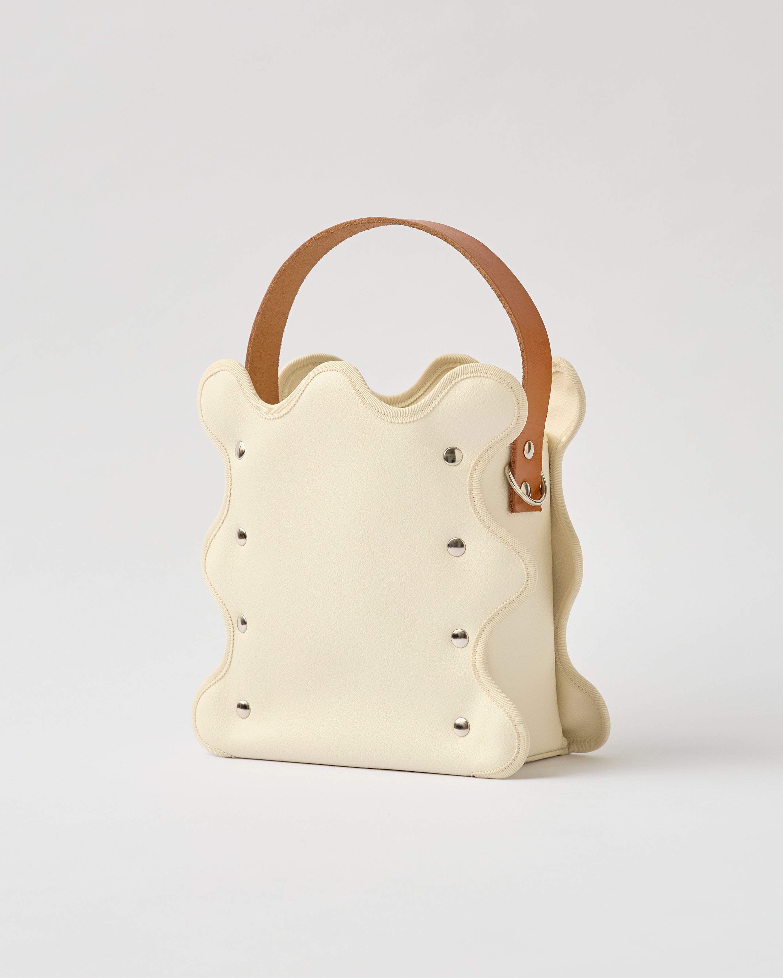 nori enomoto mardi matin チェーンストラップ付きのバケット型バッグ。350mlペットボトルが収まるマチあり。Dカン付きでチャームの取り付けも可能。和装や結婚式、フォーマルシーンにも対応。