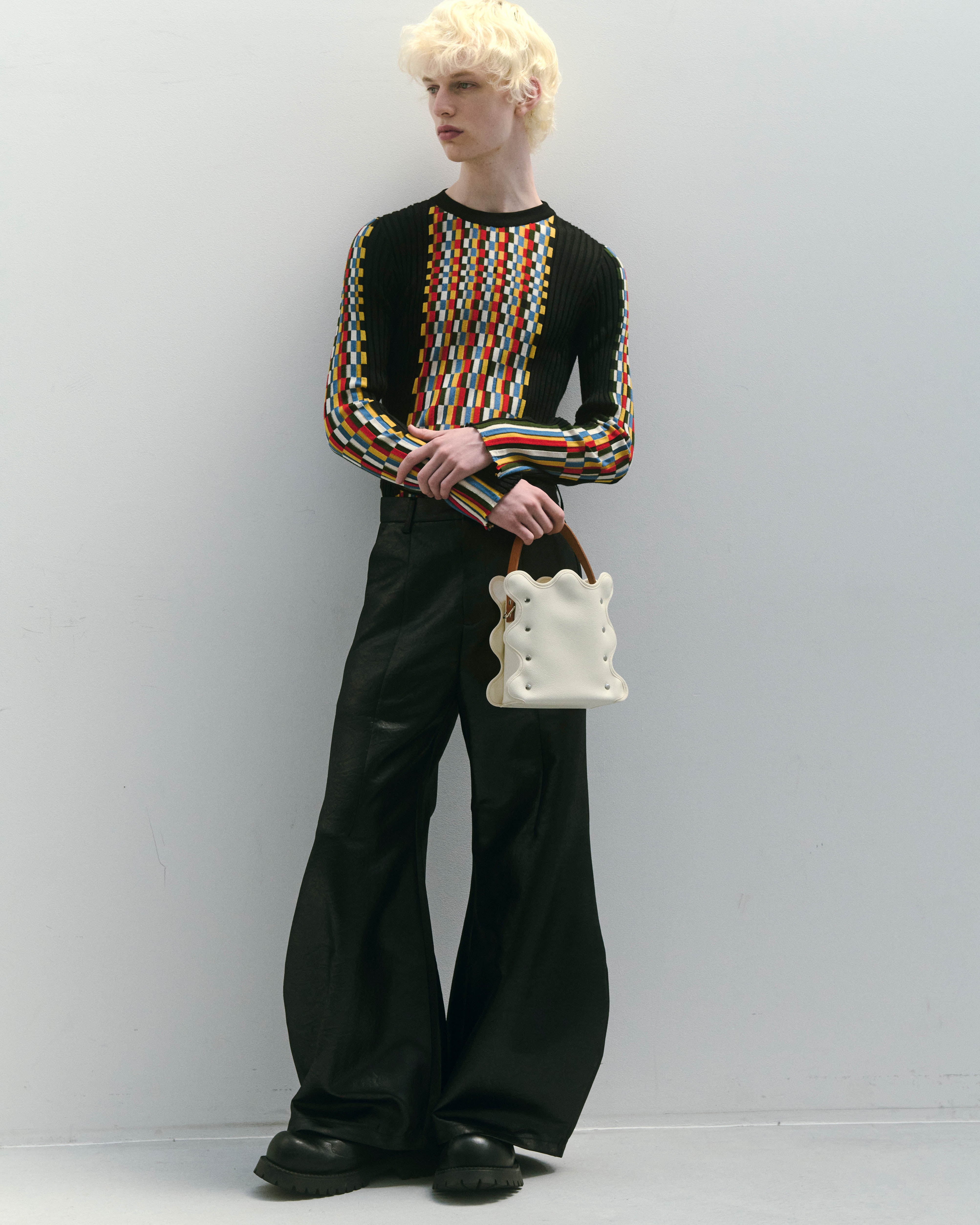 nori enomoto mardi matin チェーンストラップ付きのバケット型バッグ。350mlペットボトルが収まるマチあり。Dカン付きでチャームの取り付けも可能。和装や結婚式、フォーマルシーンにも対応。