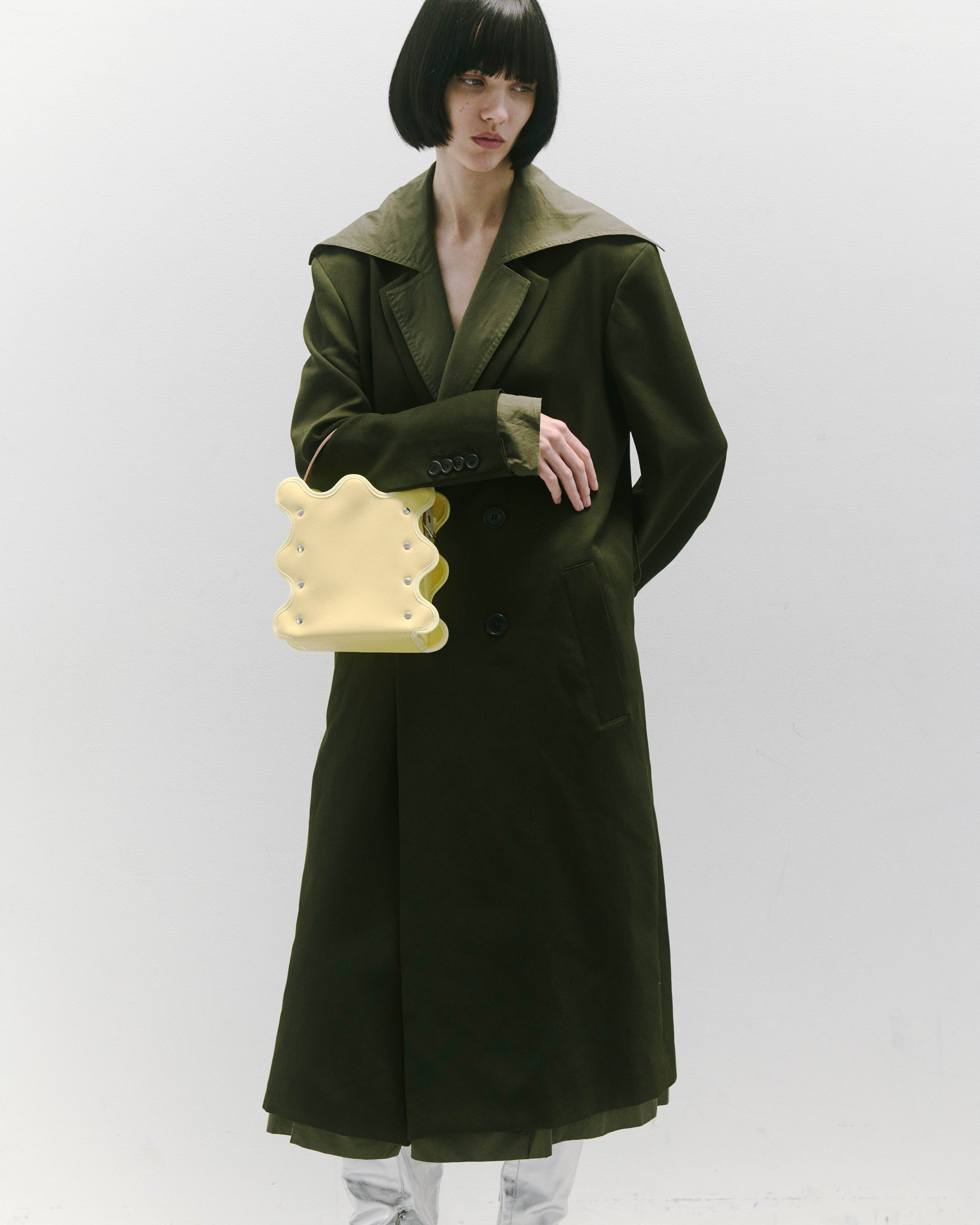 nori enomoto mardi matin チェーンストラップ付きのバケット型バッグ。350mlペットボトルが収まるマチあり。Dカン付きでチャームの取り付けも可能。和装や結婚式、フォーマルシーンにも対応。