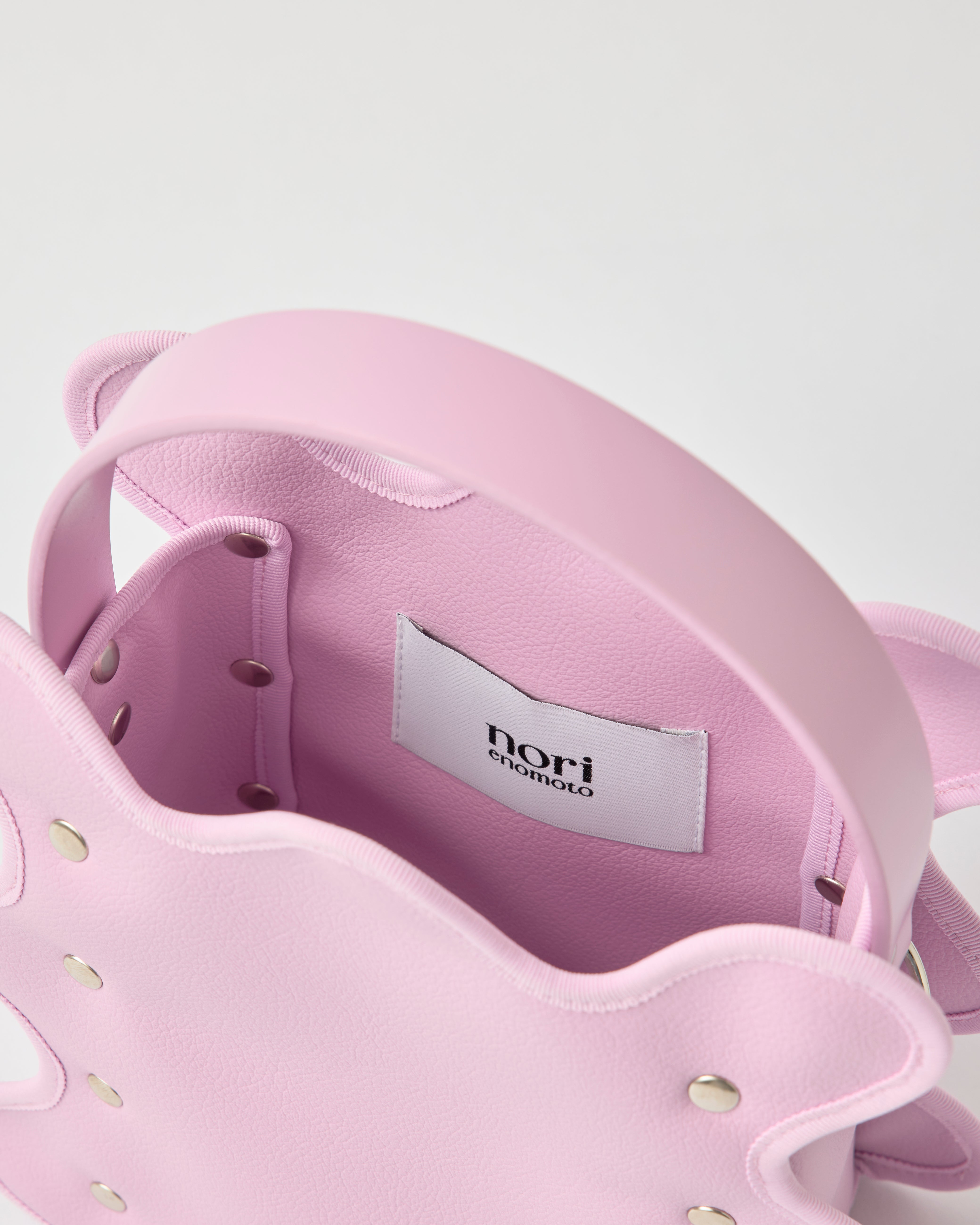 nori enomoto mardi matin チェーンストラップ付きのバケット型バッグ。350mlペットボトルが収まるマチあり。Dカン付きでチャームの取り付けも可能。和装や結婚式、フォーマルシーンにも対応。