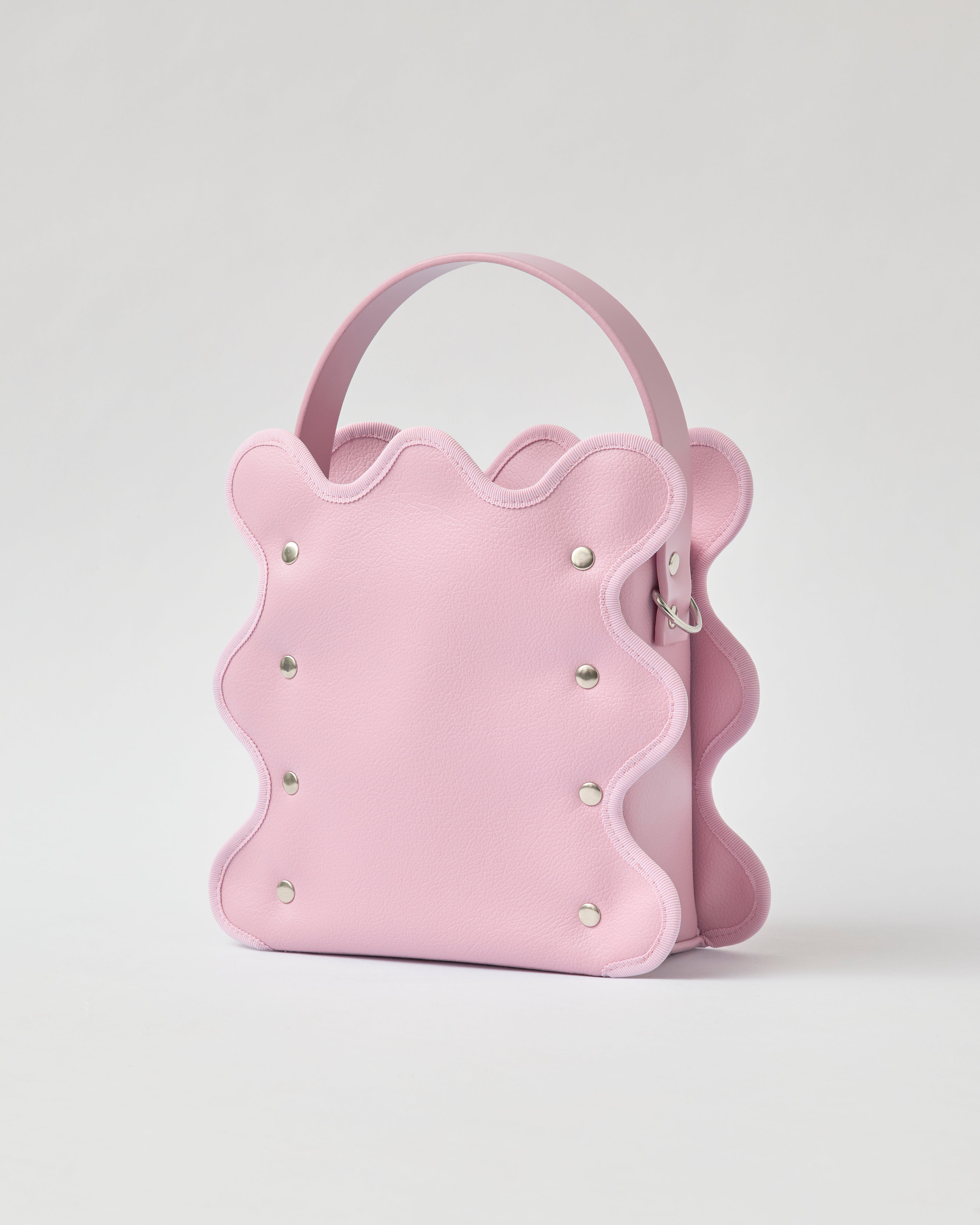 nori enomoto mardi matin チェーンストラップ付きのバケット型バッグ。350mlペットボトルが収まるマチあり。Dカン付きでチャームの取り付けも可能。和装や結婚式、フォーマルシーンにも対応。