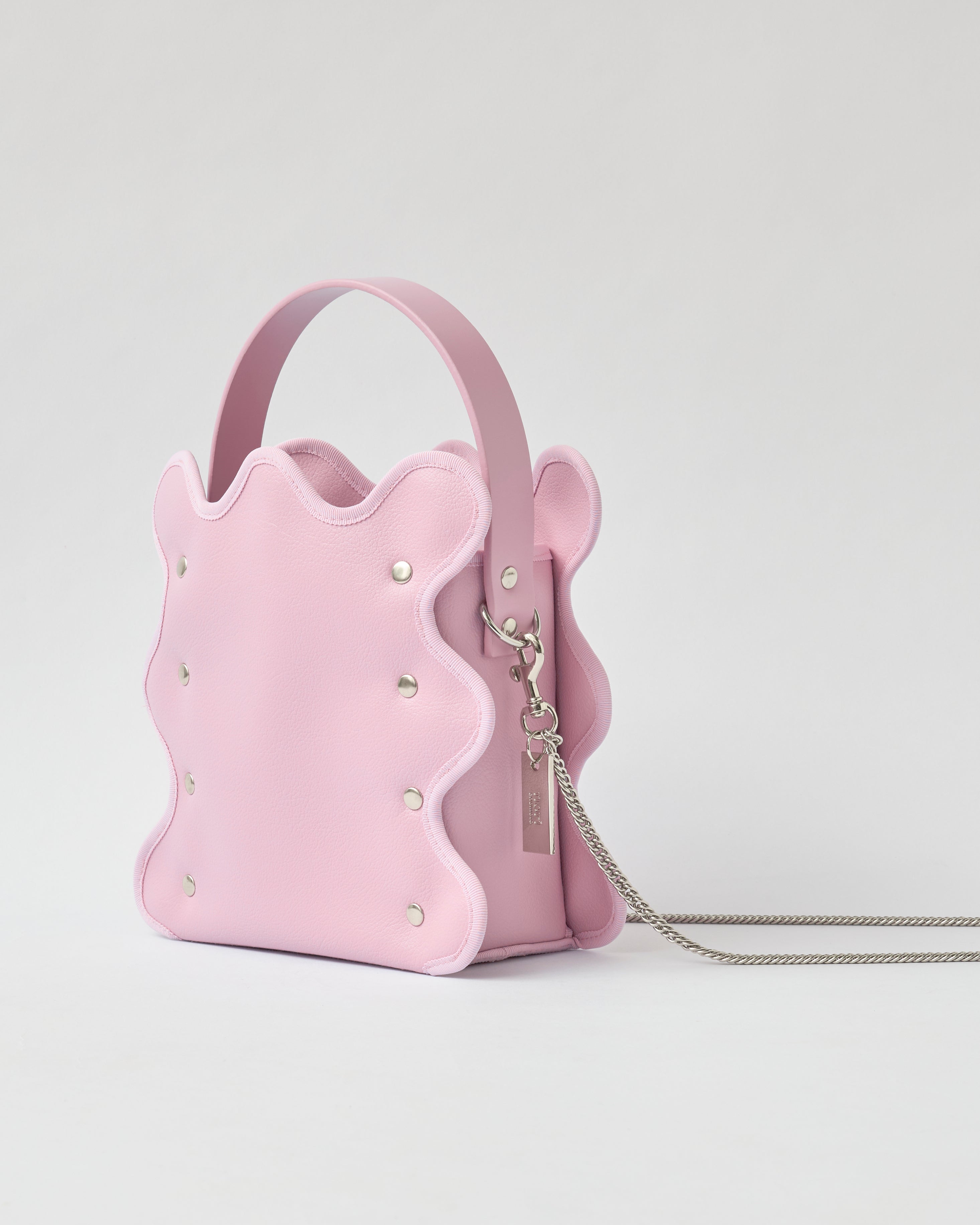 nori enomoto mardi matin チェーンストラップ付きのバケット型バッグ。350mlペットボトルが収まるマチあり。Dカン付きでチャームの取り付けも可能。和装や結婚式、フォーマルシーンにも対応。