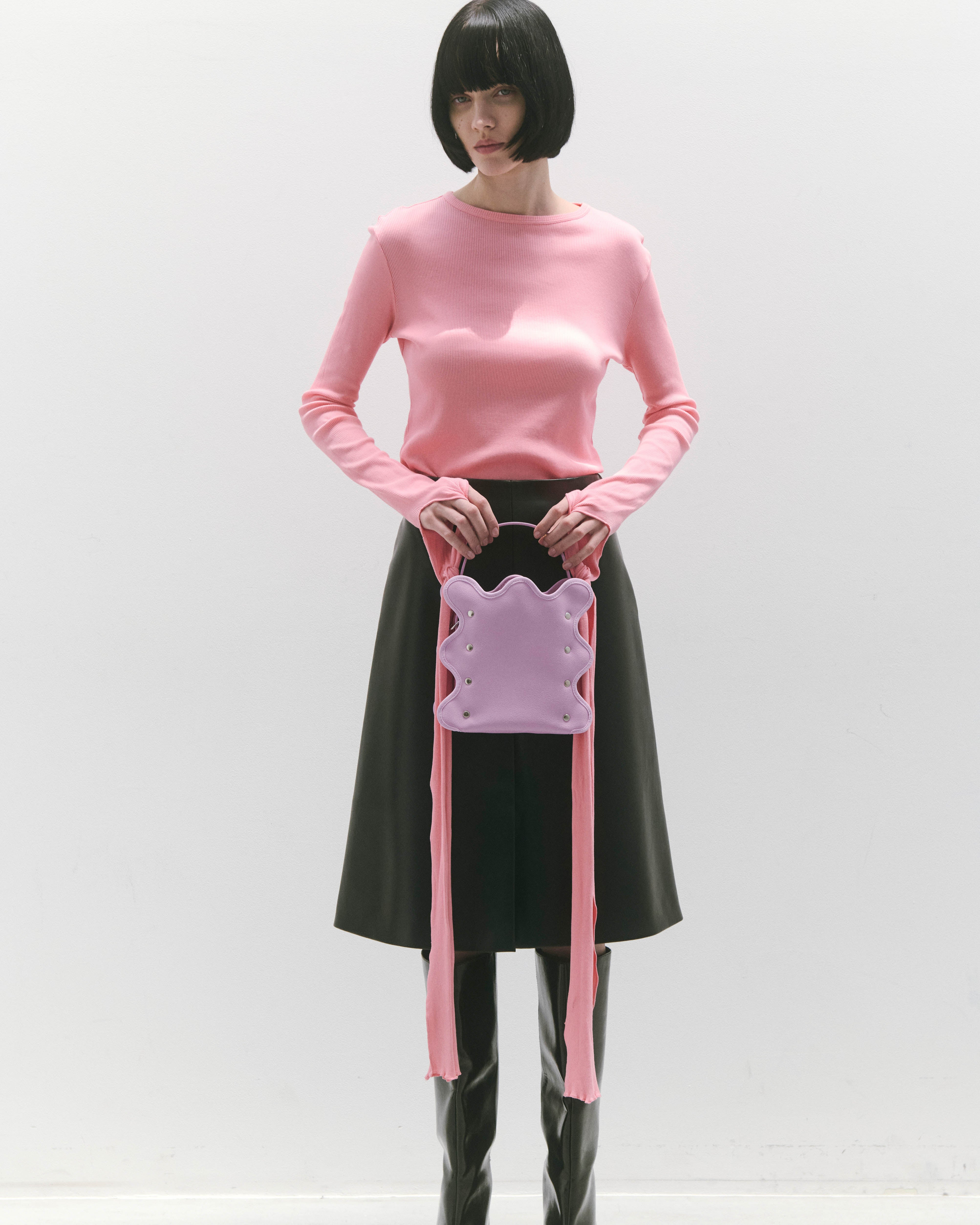 nori enomoto mardi matin チェーンストラップ付きのバケット型バッグ。350mlペットボトルが収まるマチあり。Dカン付きでチャームの取り付けも可能。和装や結婚式、フォーマルシーンにも対応。