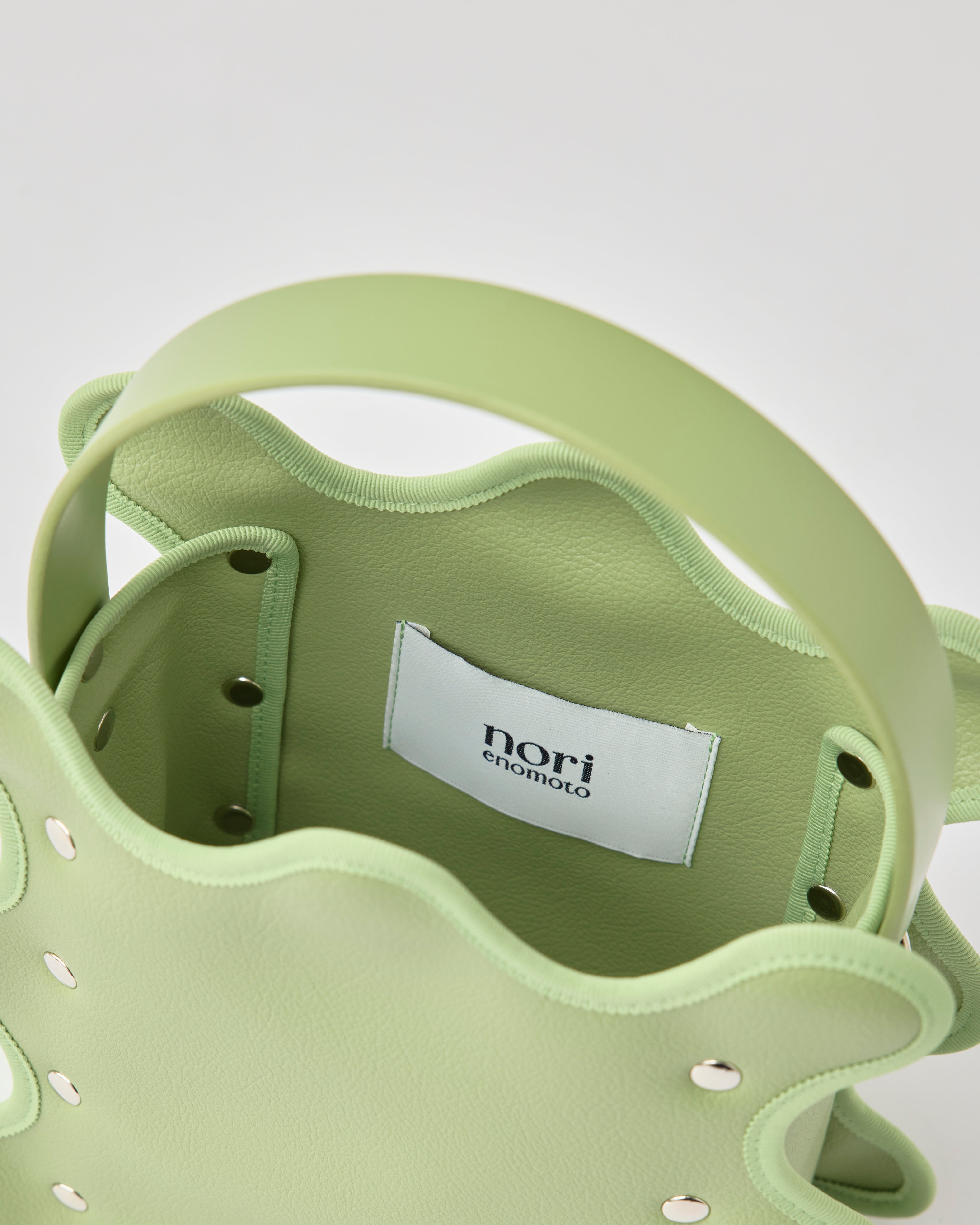 nori enomoto mardi matin チェーンストラップ付きのバケット型バッグ。350mlペットボトルが収まるマチあり。Dカン付きでチャームの取り付けも可能。和装や結婚式、フォーマルシーンにも対応。